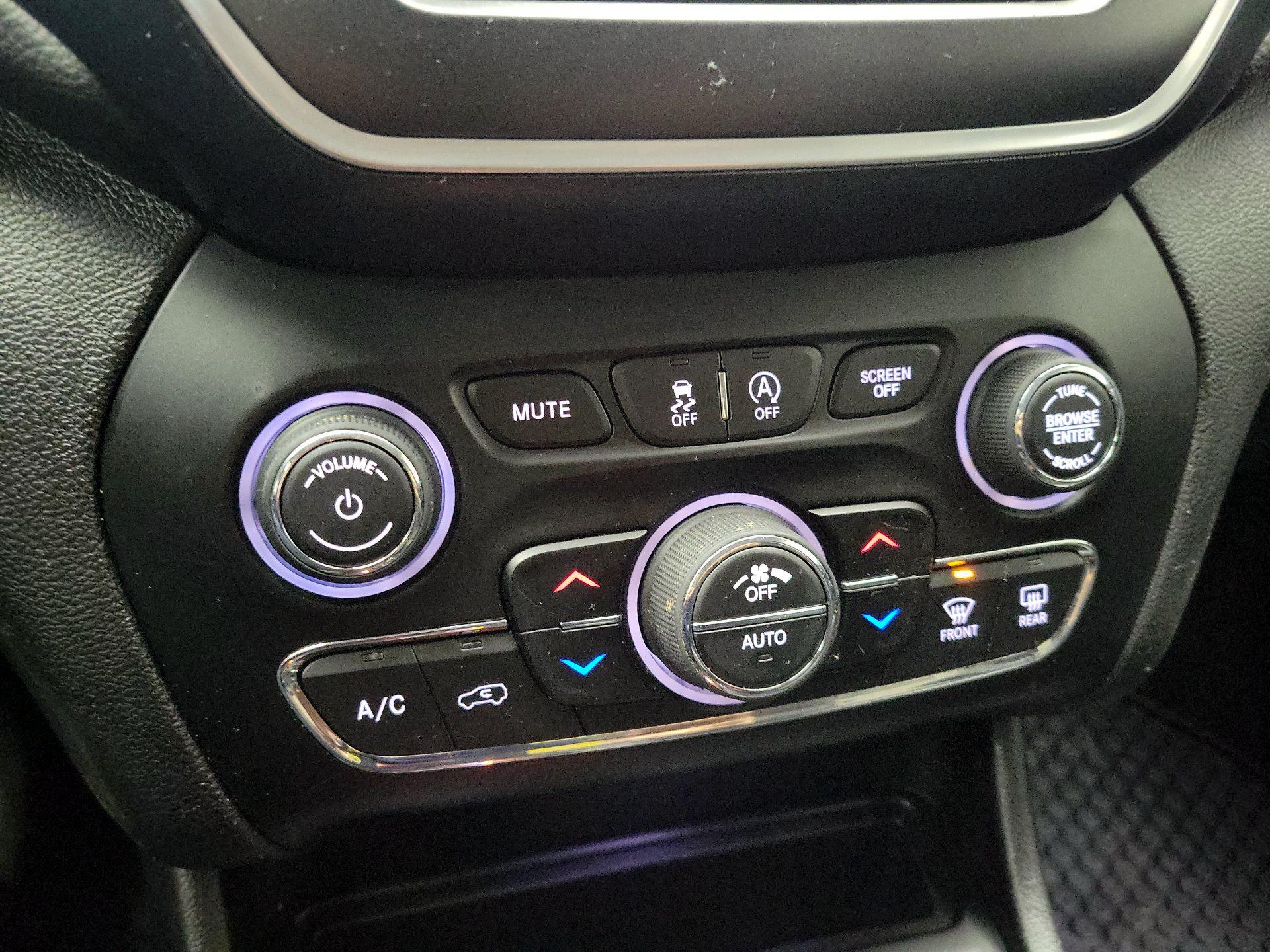 Thumbnail: 2019 Jeep Cherokee - 17