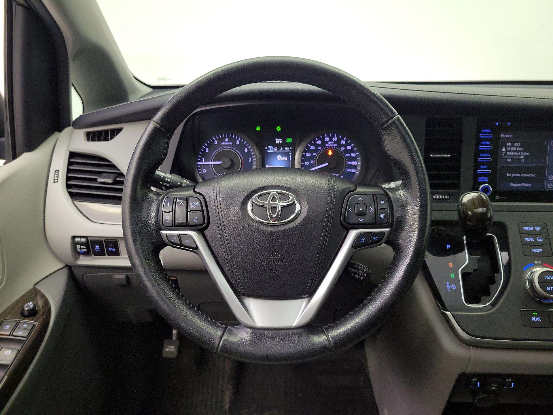 Thumbnail: 2020 Toyota Sienna - 10