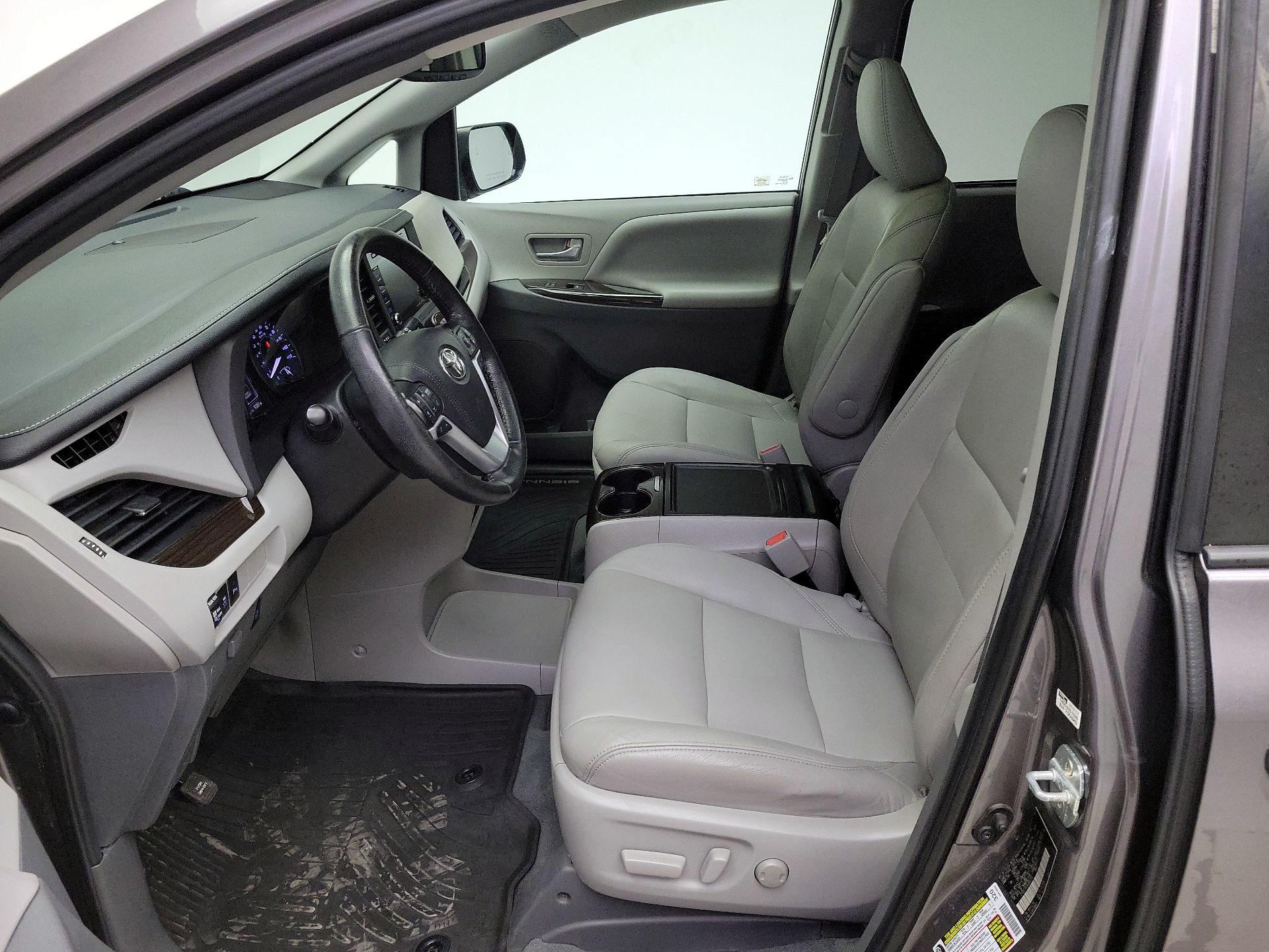 Thumbnail: 2020 Toyota Sienna - 11