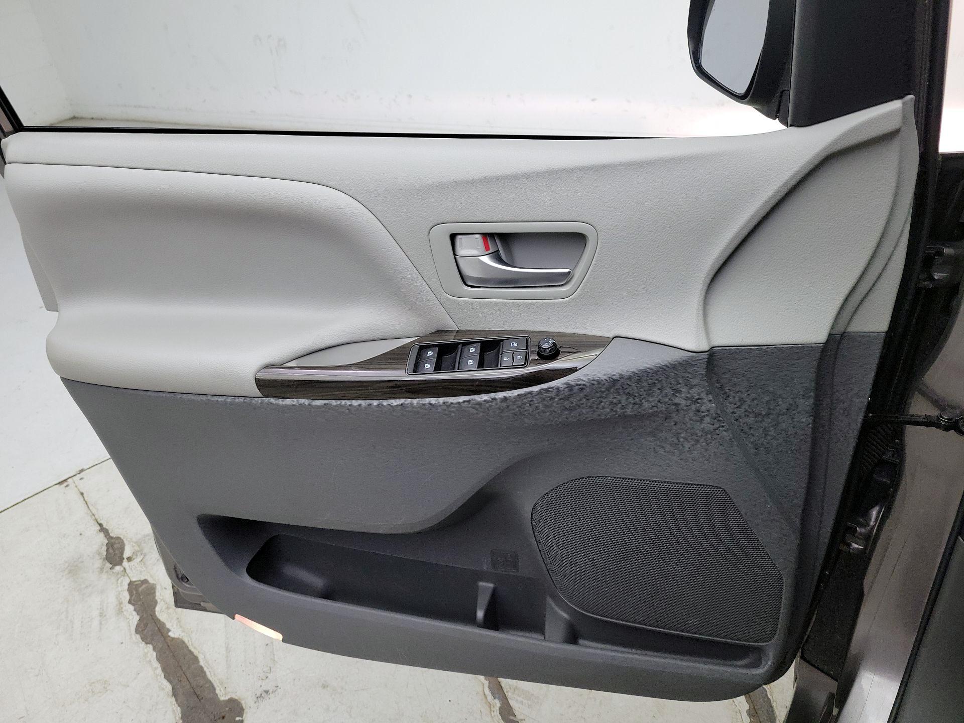 Thumbnail: 2020 Toyota Sienna - 12