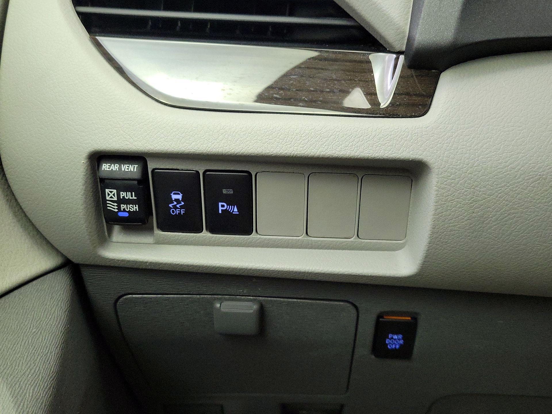 Thumbnail: 2020 Toyota Sienna - 13