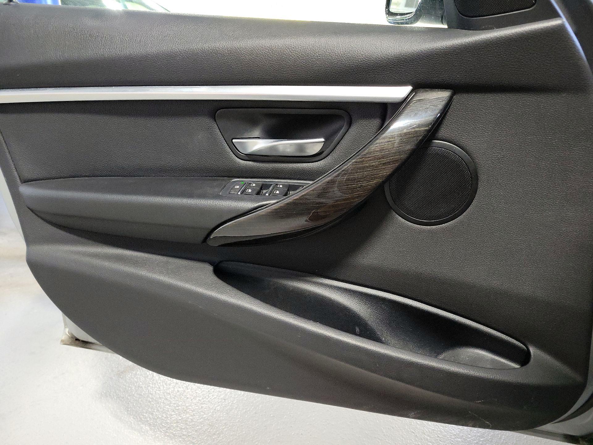 Thumbnail: 2017 BMW 3 Series - 10