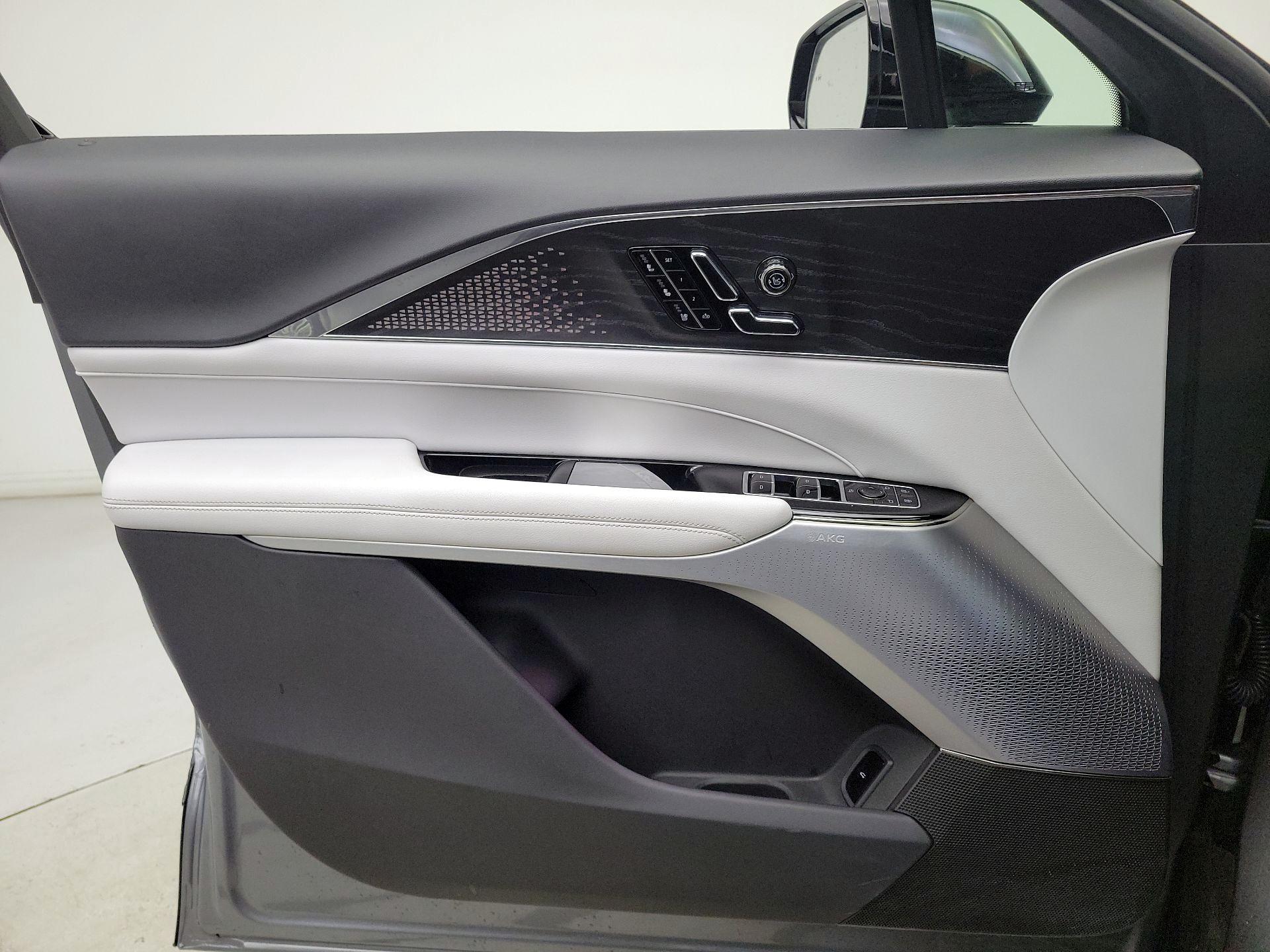 Thumbnail: 2023 Cadillac Lyriq - 12