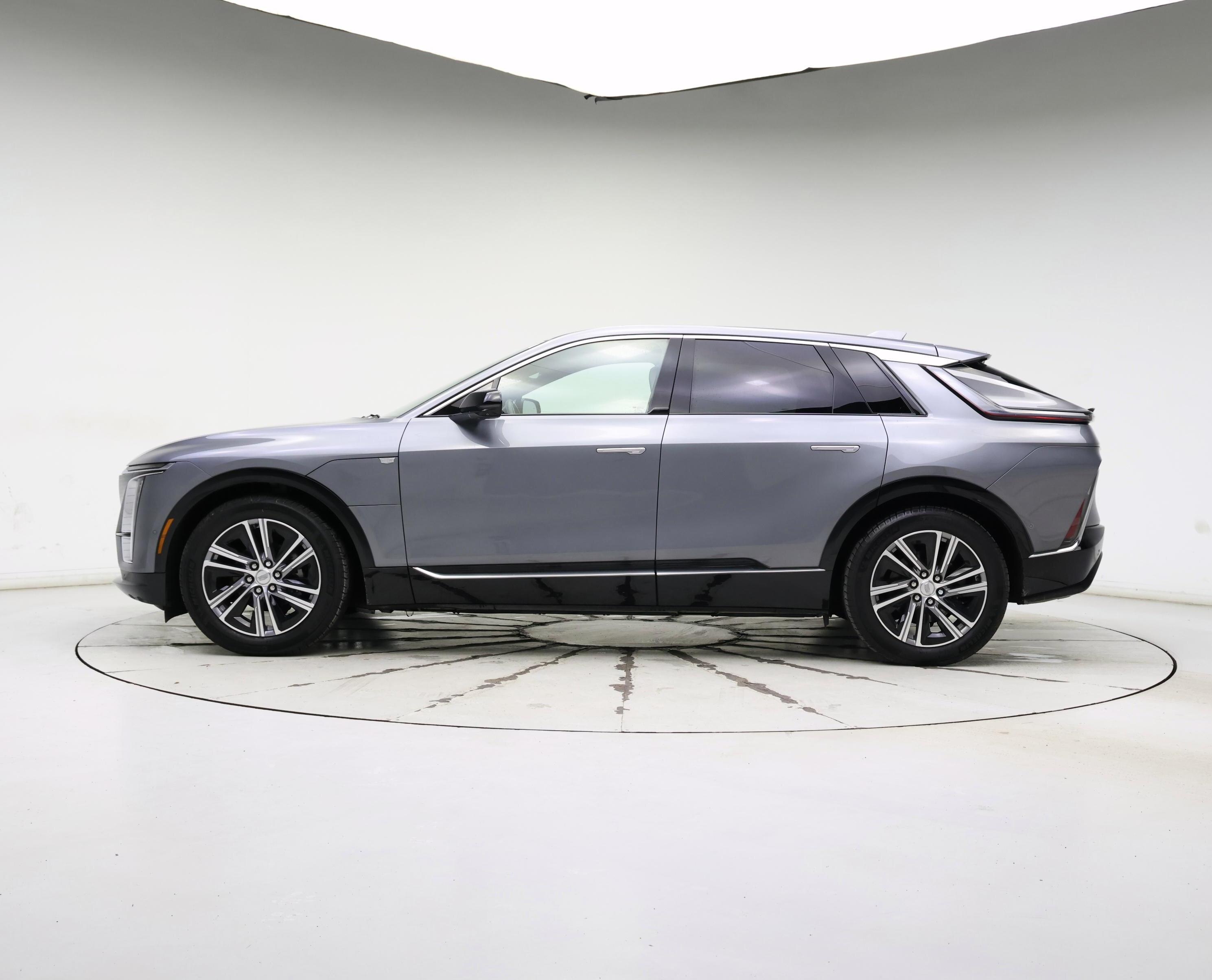 Thumbnail: 2023 Cadillac Lyriq - 3