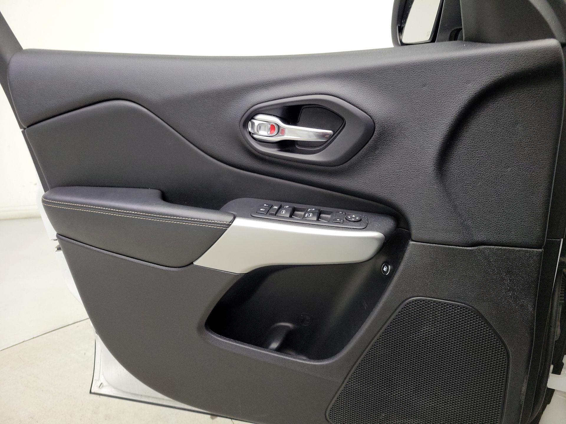 Thumbnail: 2018 Jeep Cherokee - 12