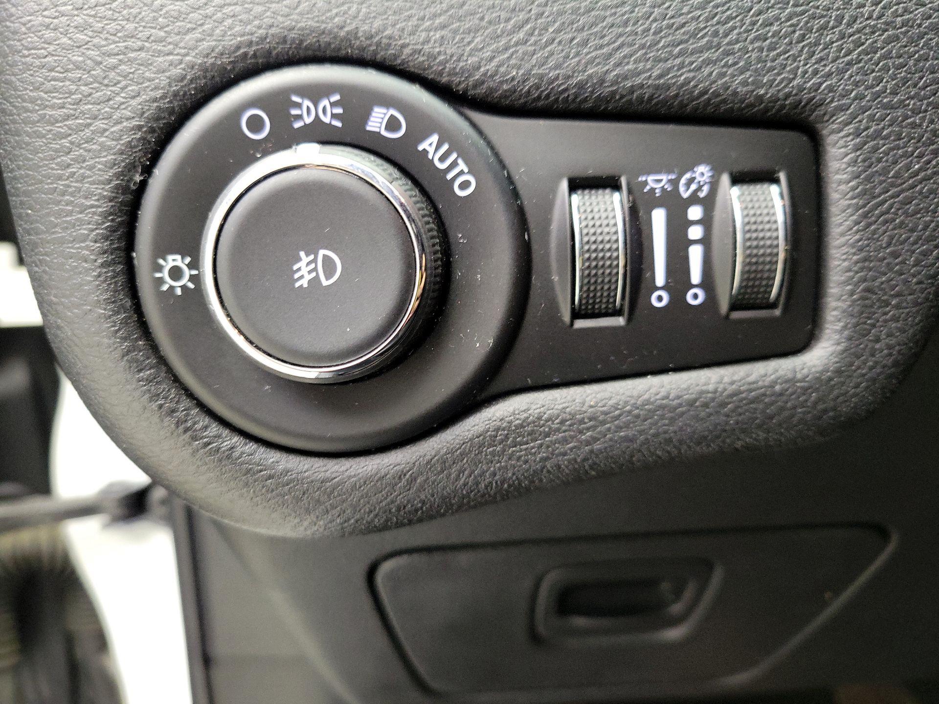 Thumbnail: 2018 Jeep Cherokee - 13