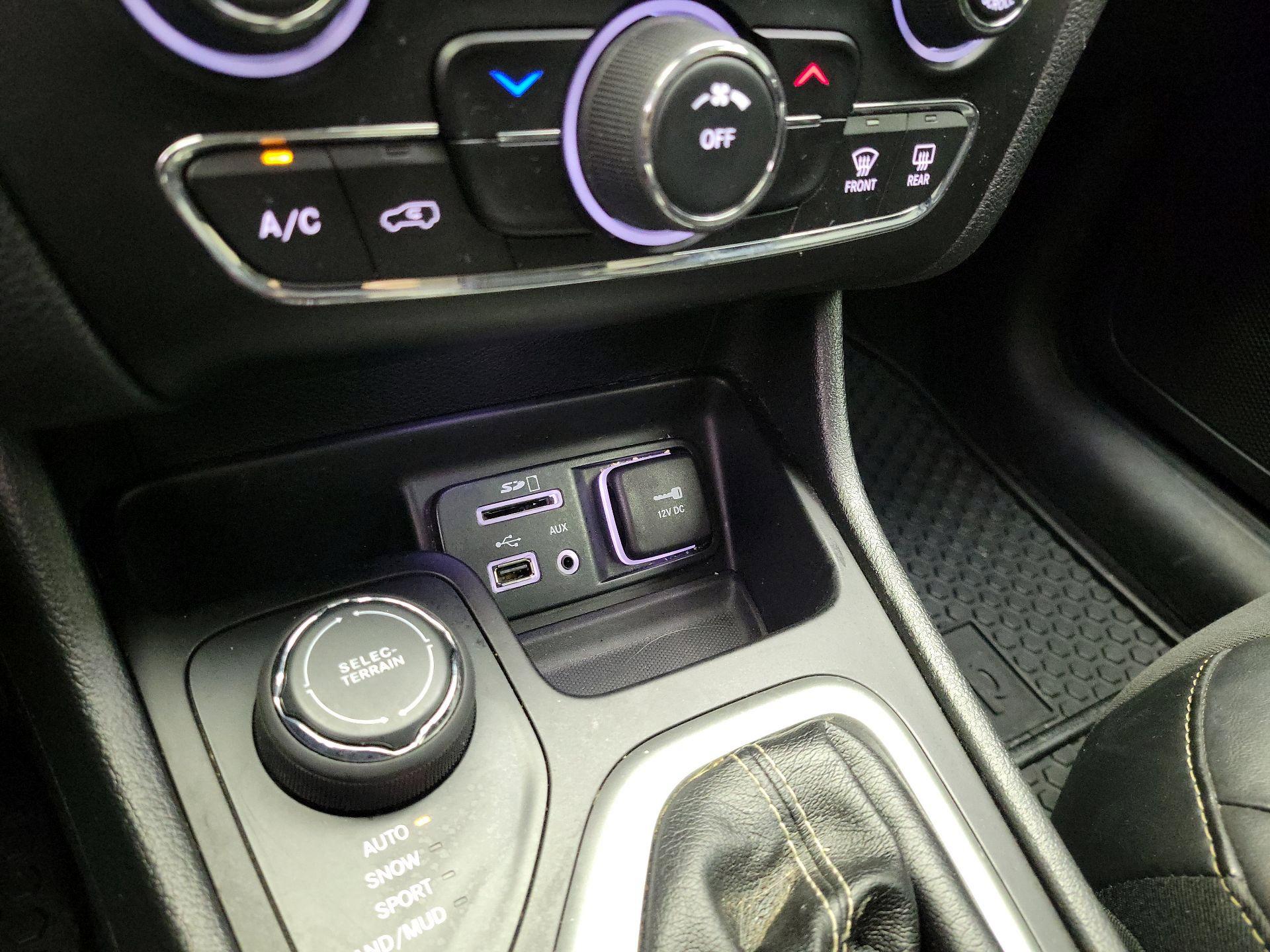 Thumbnail: 2018 Jeep Cherokee - 16