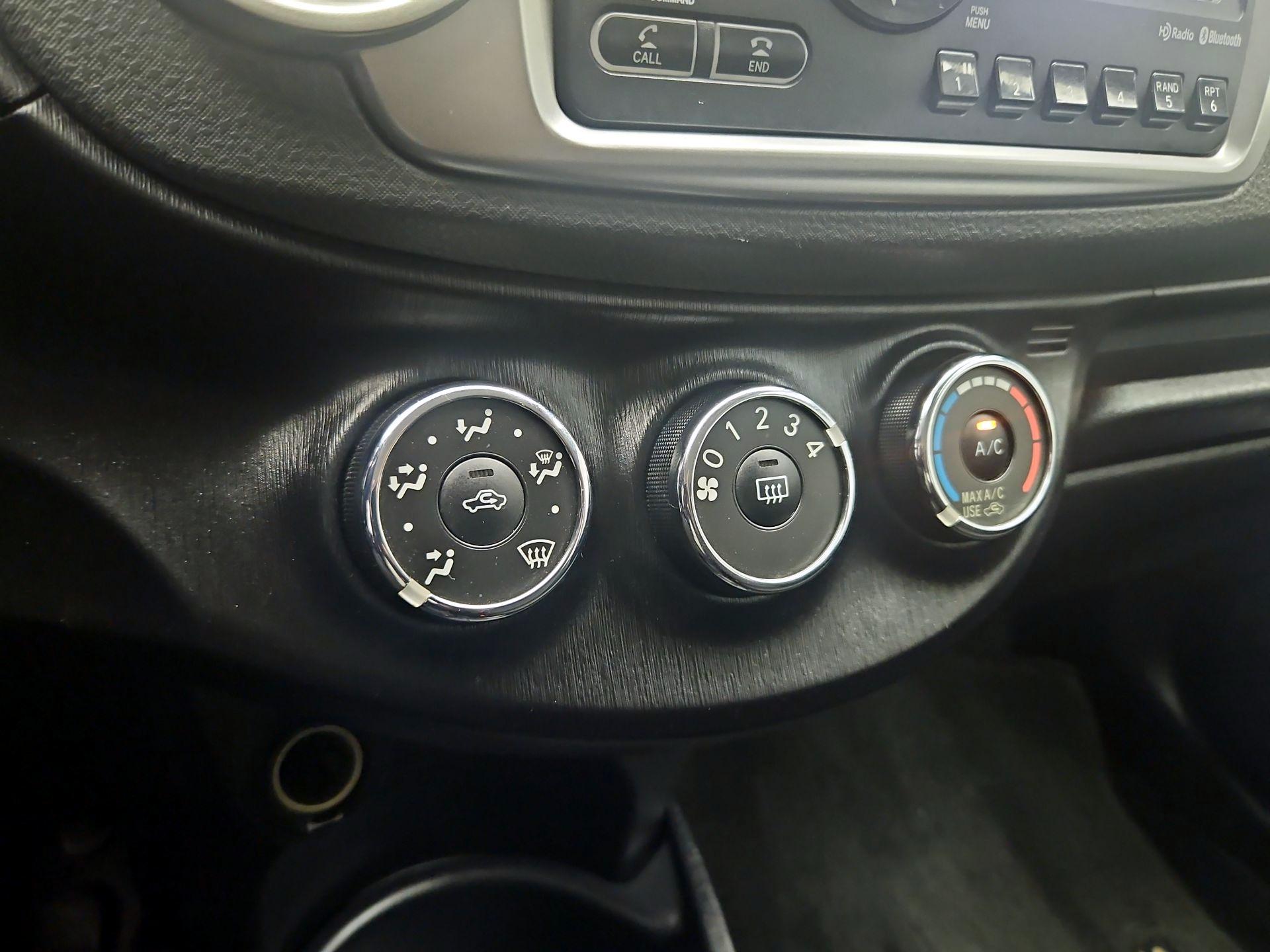 Thumbnail: 2014 Toyota Yaris - 15