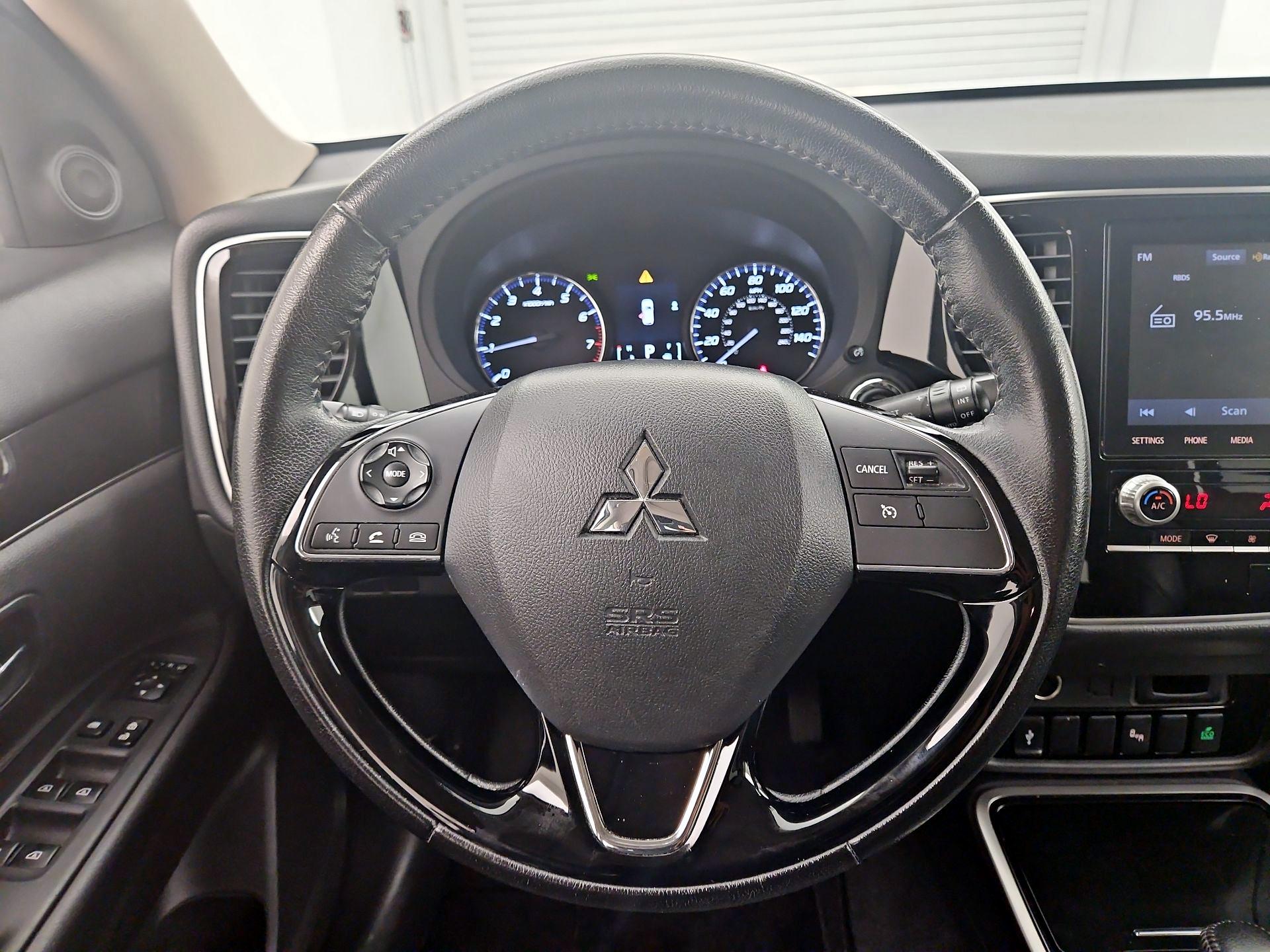 Thumbnail: 2020 Mitsubishi Outlander - 10