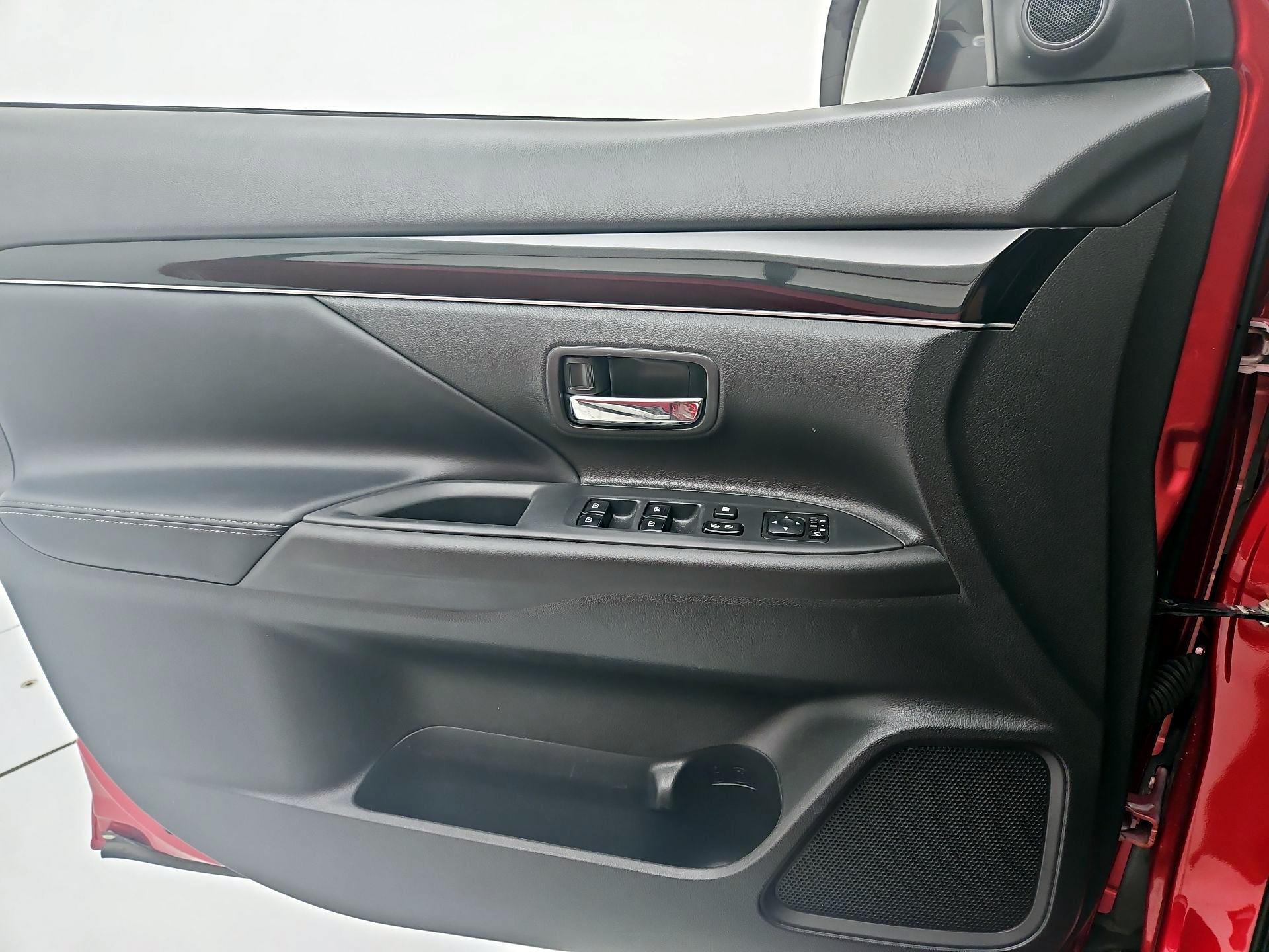 Thumbnail: 2020 Mitsubishi Outlander - 12