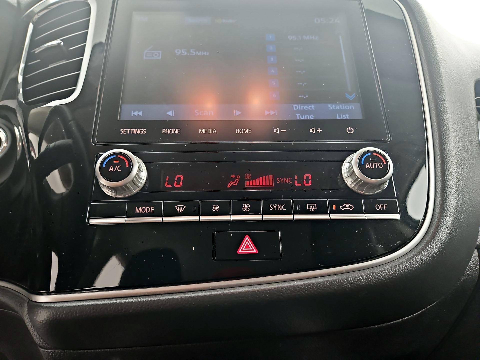 Thumbnail: 2020 Mitsubishi Outlander - 16