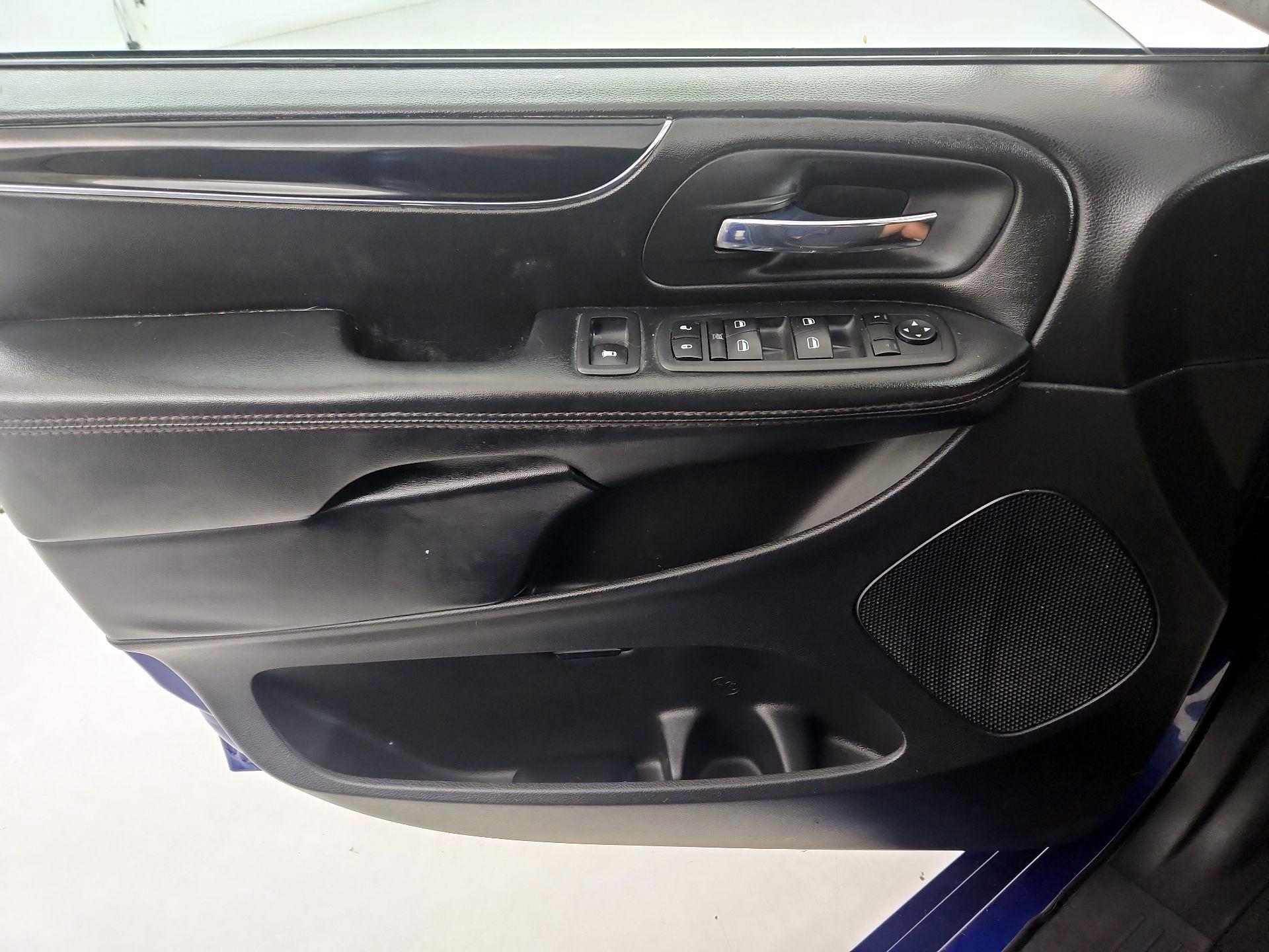 Thumbnail: 2020 Dodge Grand Caravan - 12