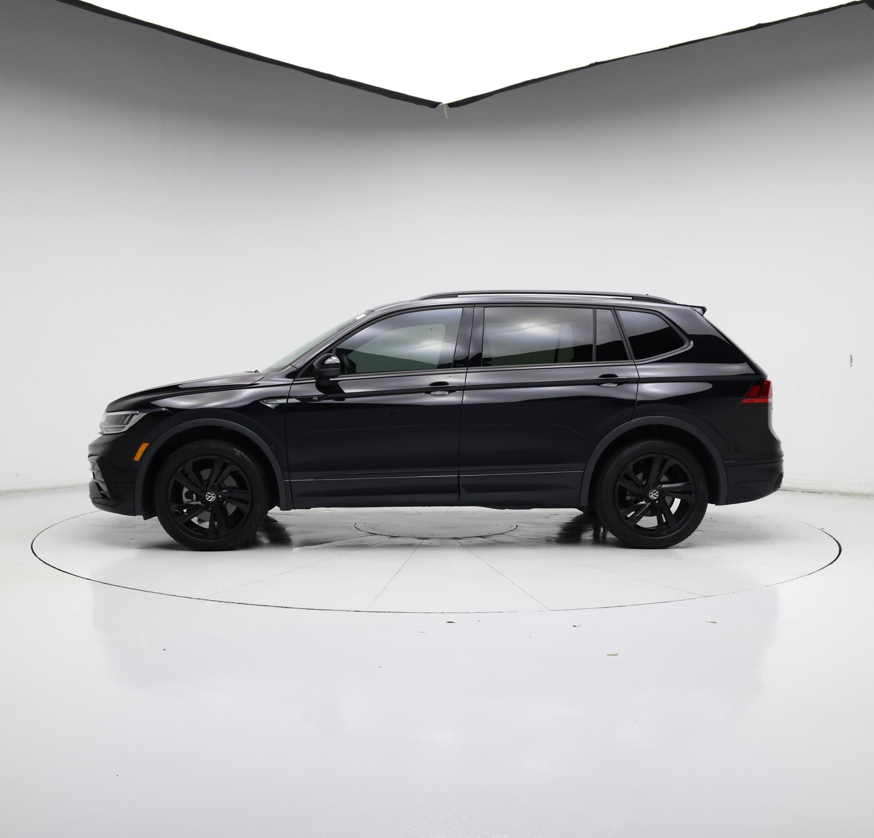 Thumbnail: 2023 Volkswagen Tiguan - 3