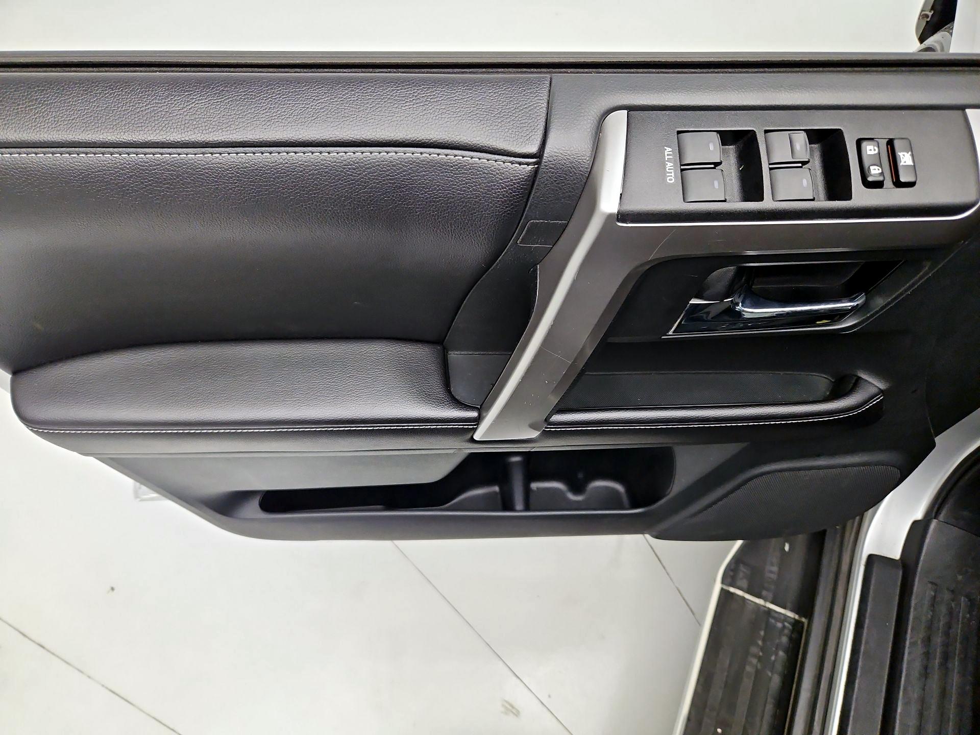 Thumbnail: 2016 Toyota 4Runner - 12