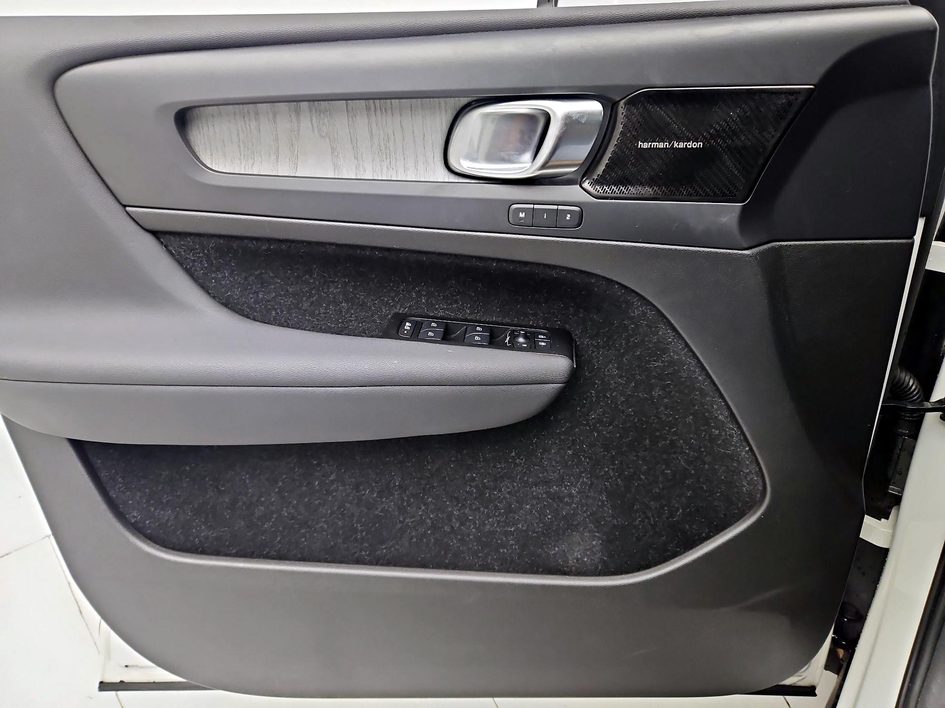 Thumbnail: 2021 Volvo XC40 - 12