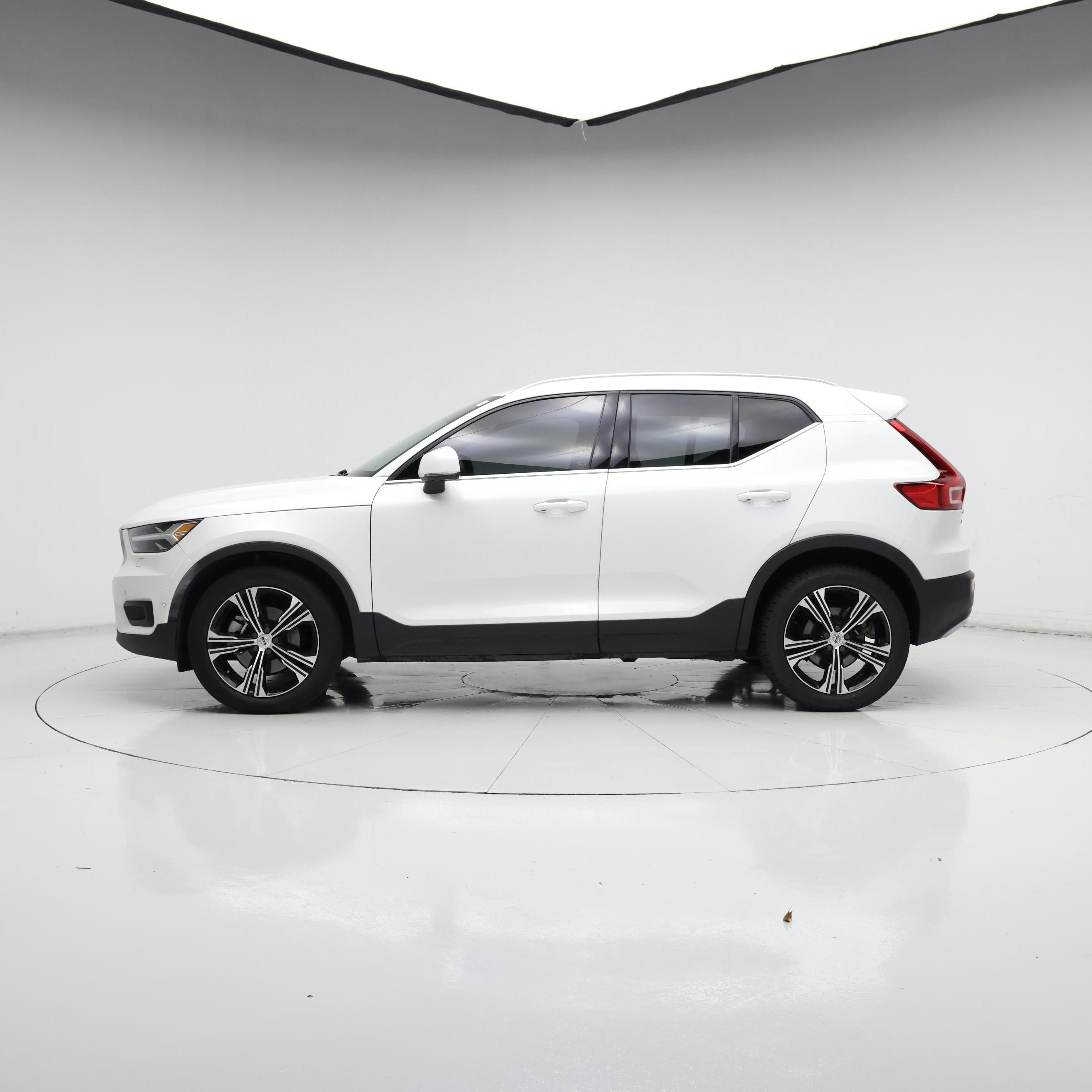 Thumbnail: 2021 Volvo XC40 - 3