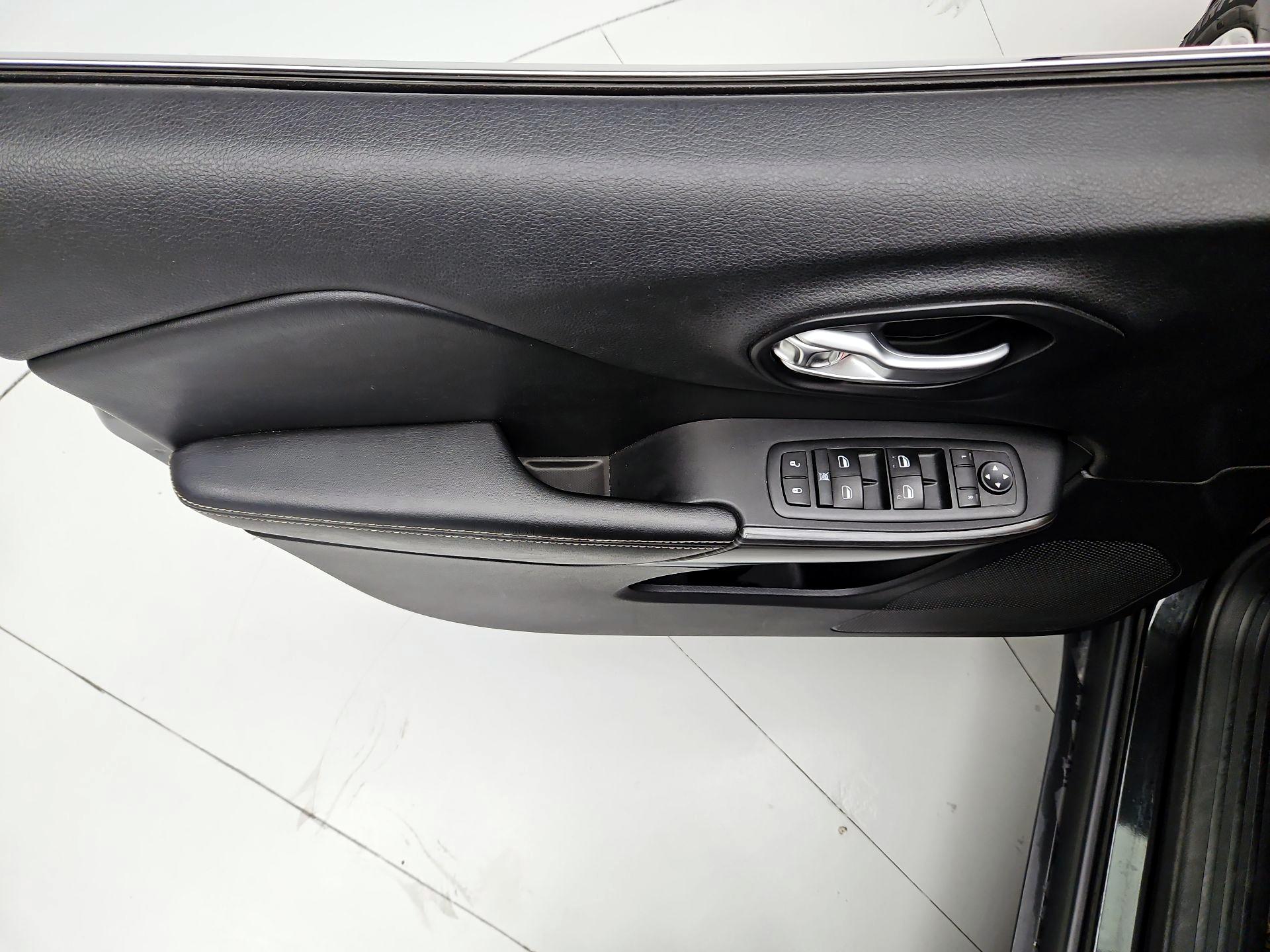 Thumbnail: 2015 Jeep Cherokee - 12