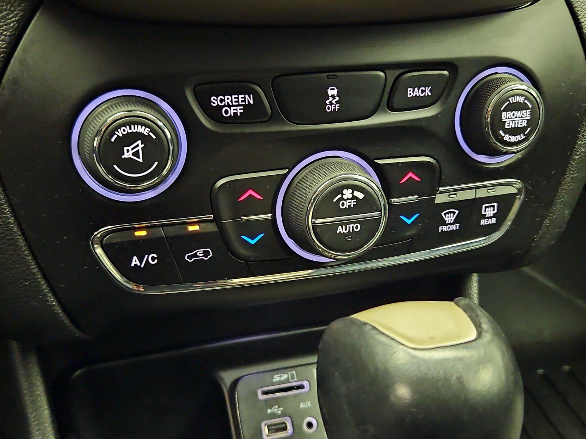 Thumbnail: 2015 Jeep Cherokee - 17
