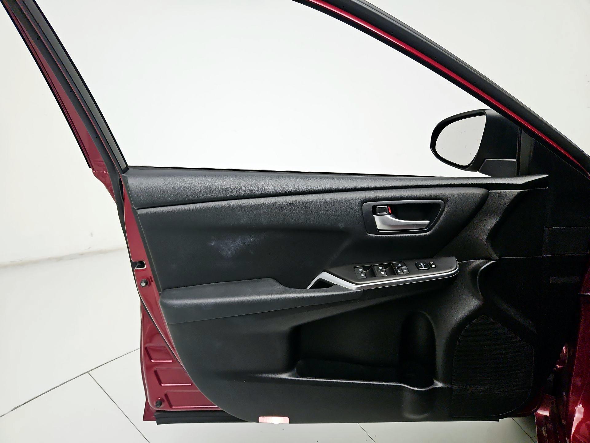 Thumbnail: 2017 Toyota Camry - 12