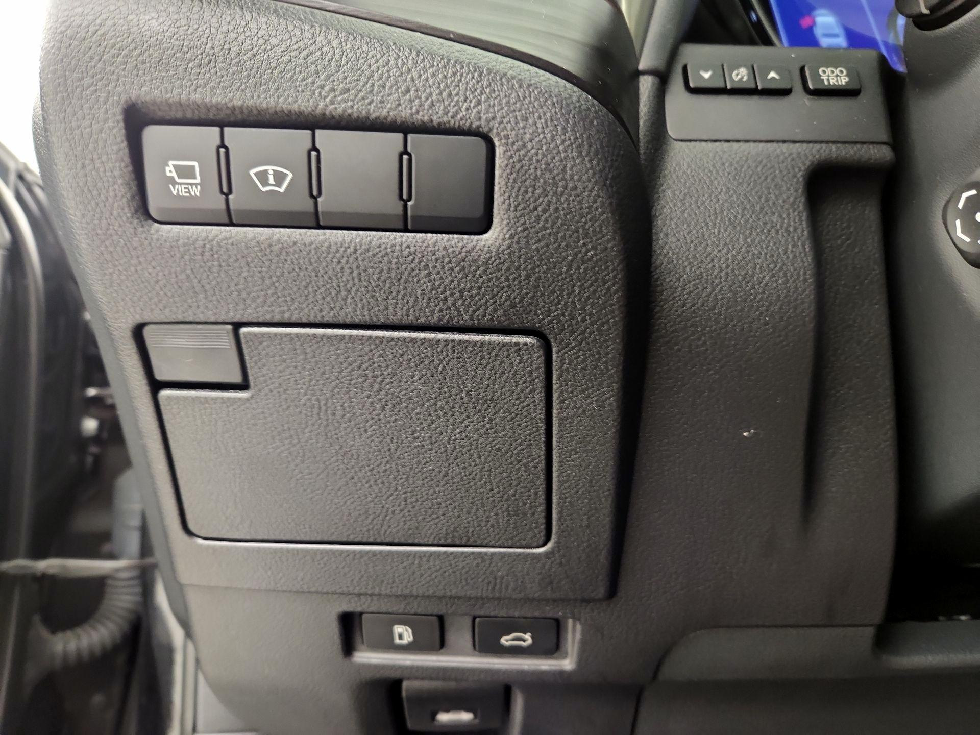 Thumbnail: 2019 Lexus ES - 13