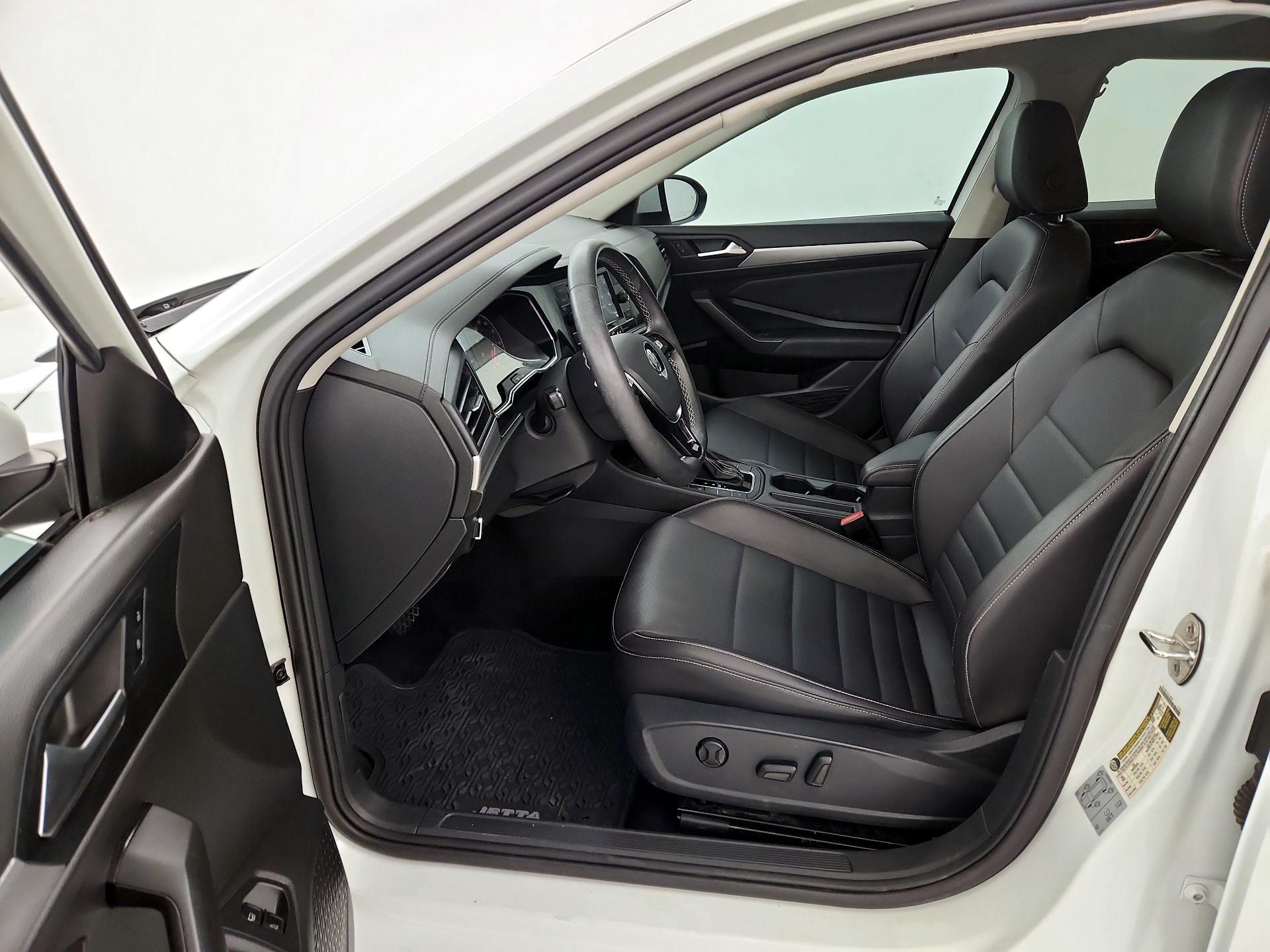 Thumbnail: 2021 Volkswagen Jetta - 11