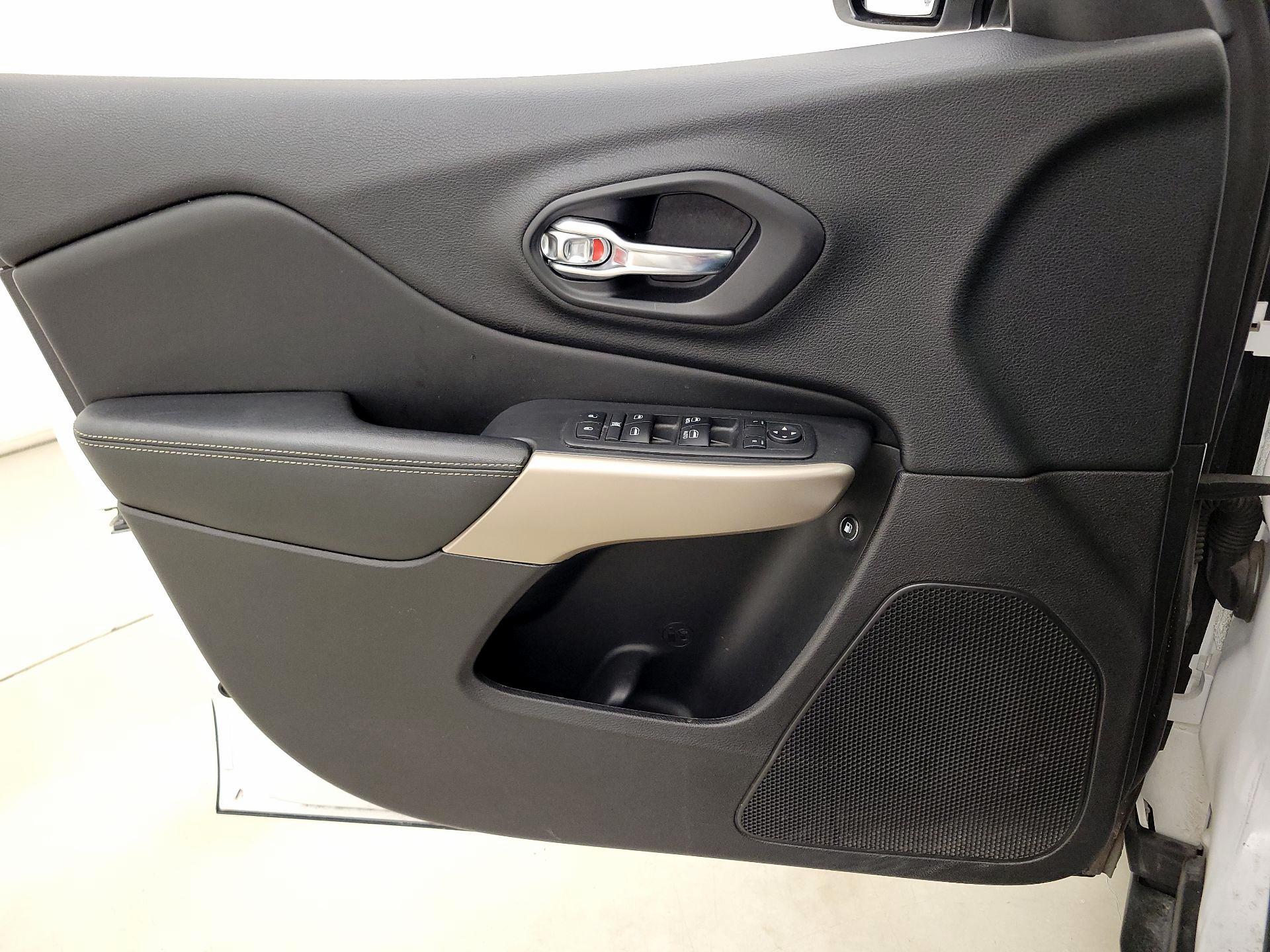 Thumbnail: 2018 Jeep Cherokee - 12