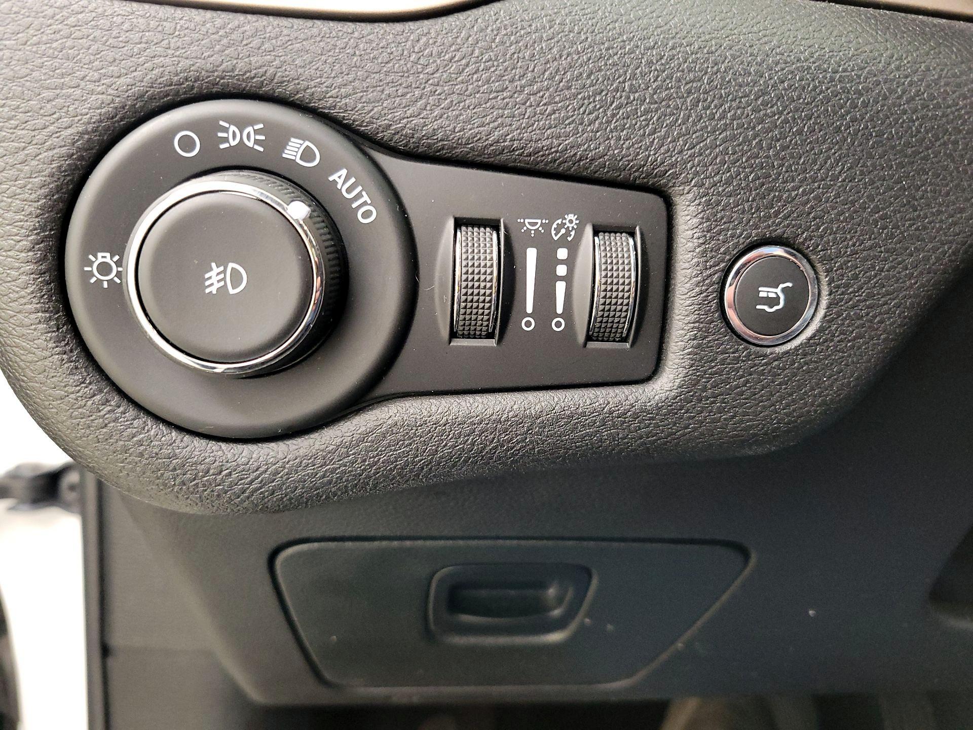 Thumbnail: 2018 Jeep Cherokee - 13