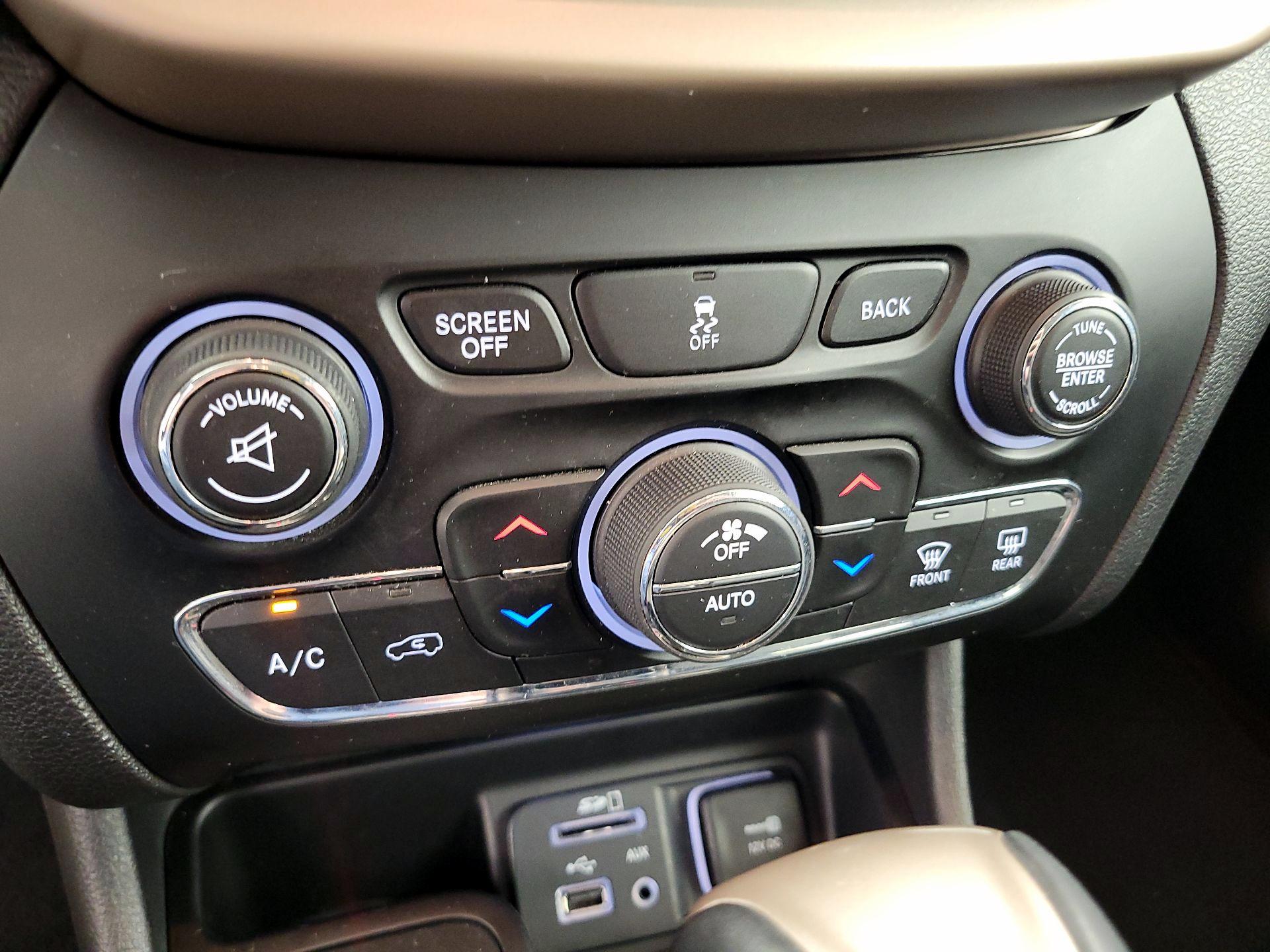 Thumbnail: 2018 Jeep Cherokee - 16