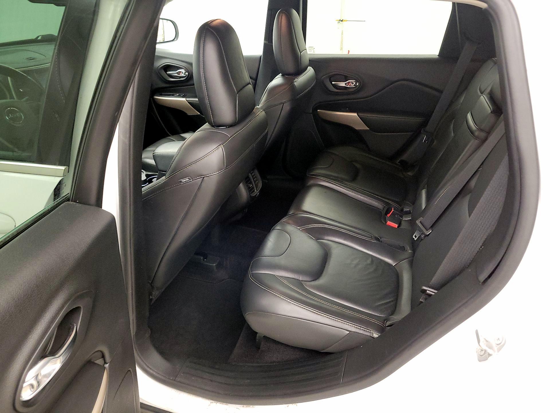 Thumbnail: 2018 Jeep Cherokee - 19