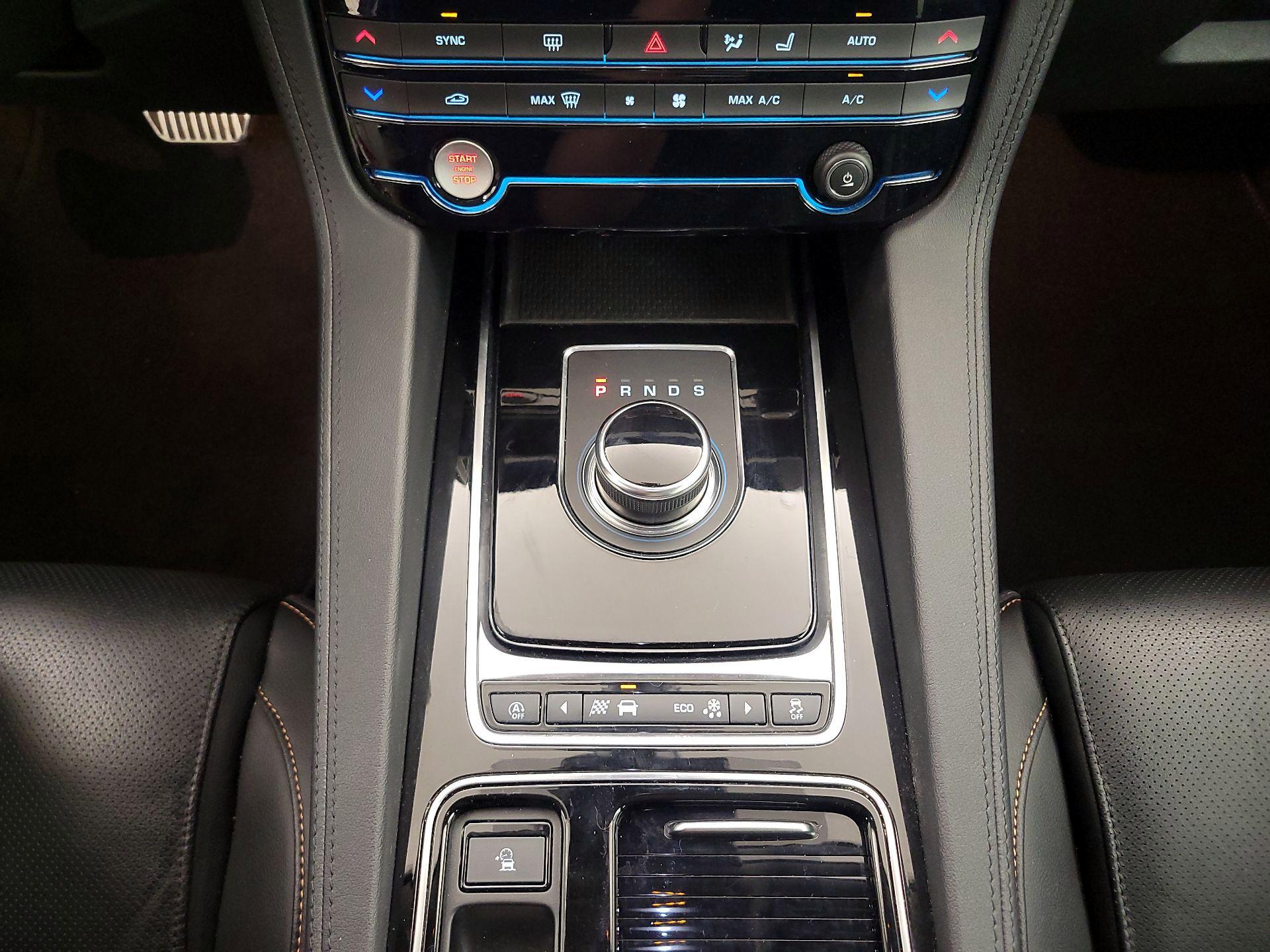 Thumbnail: 2019 Jaguar F-Pace - 18