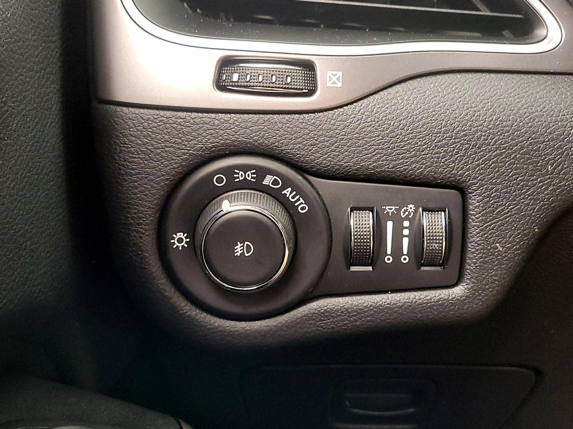 Thumbnail: 2019 Jeep Cherokee - 13