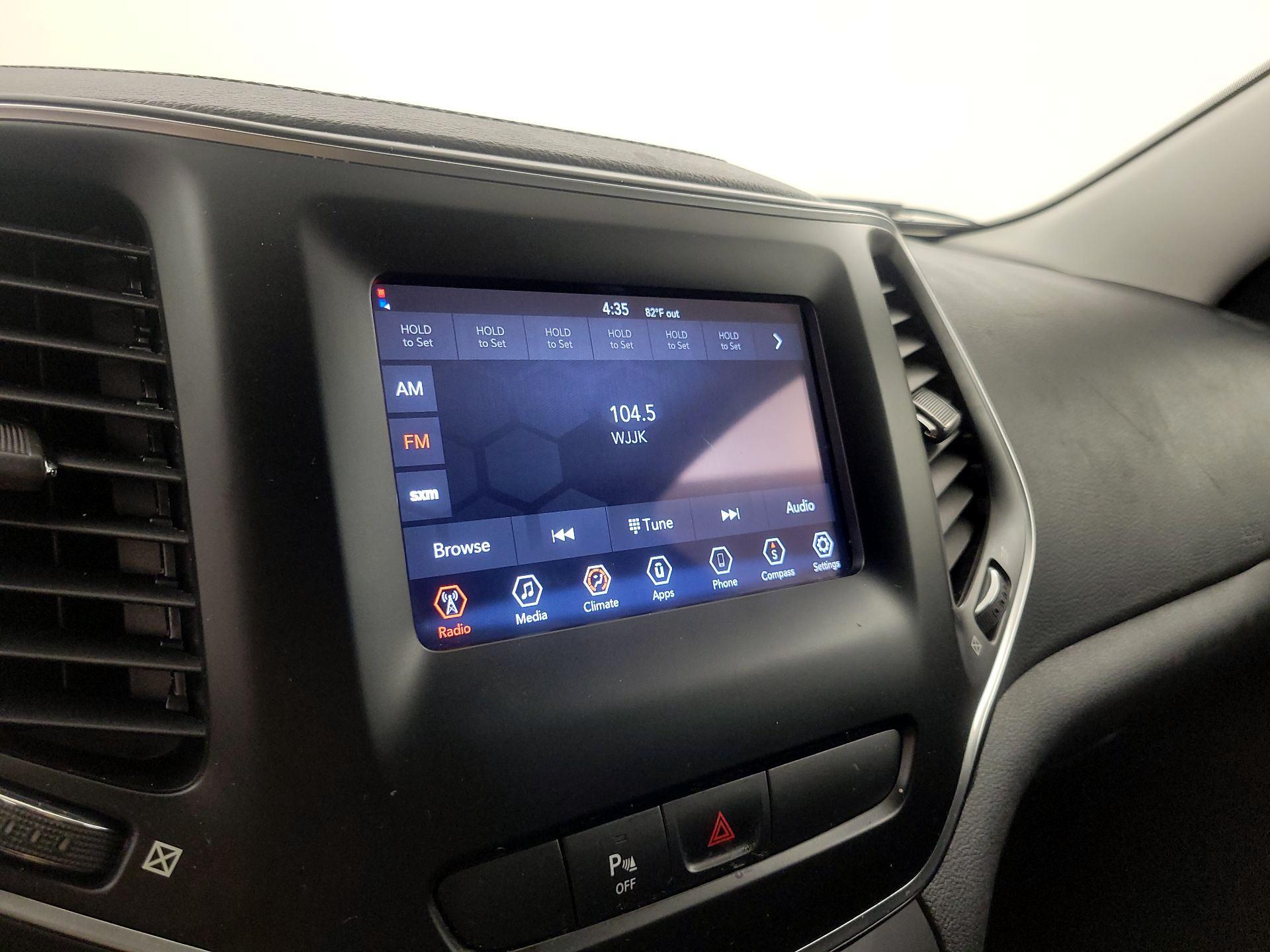 Thumbnail: 2019 Jeep Cherokee - 15