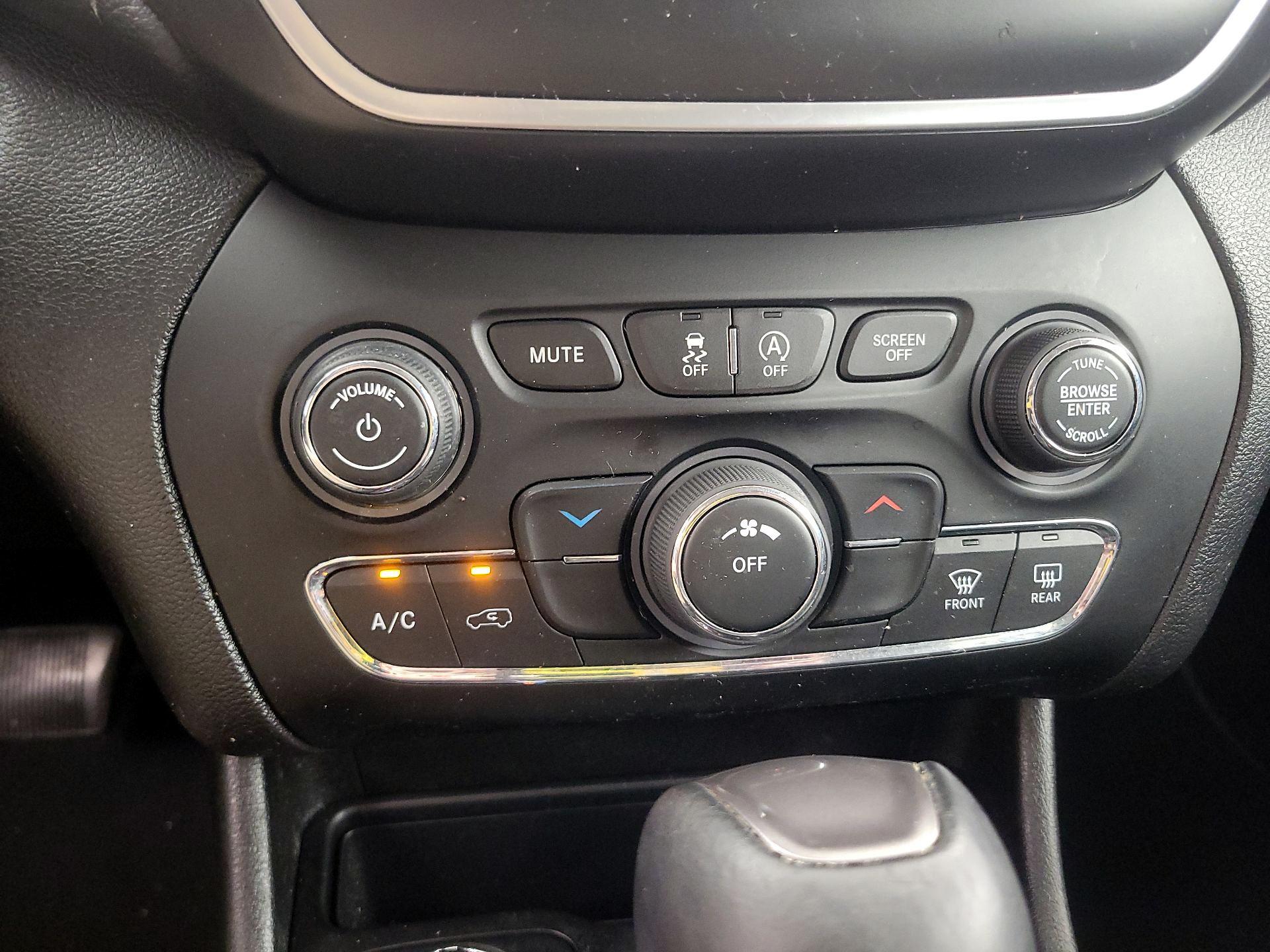Thumbnail: 2019 Jeep Cherokee - 16