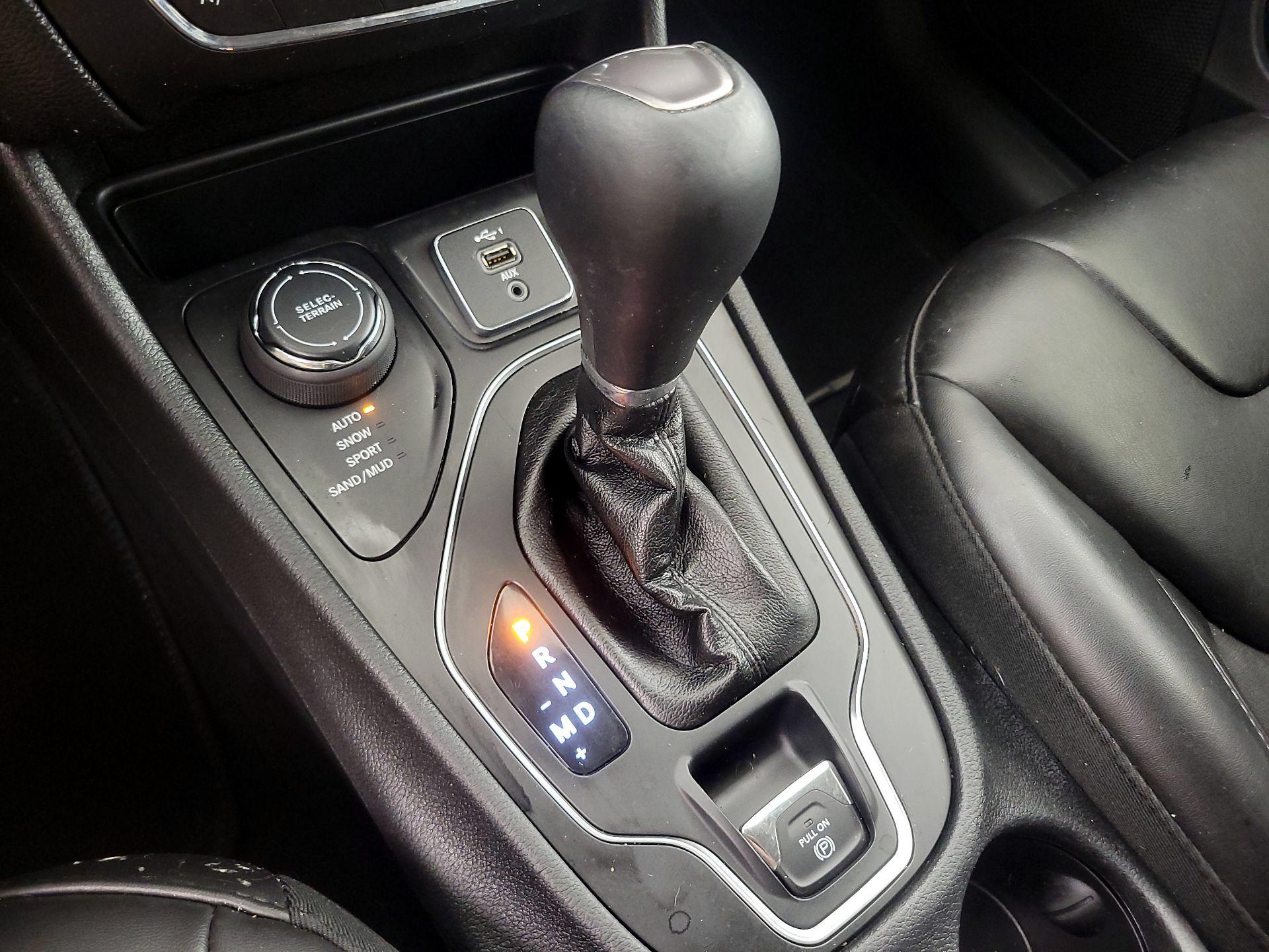 Thumbnail: 2019 Jeep Cherokee - 17