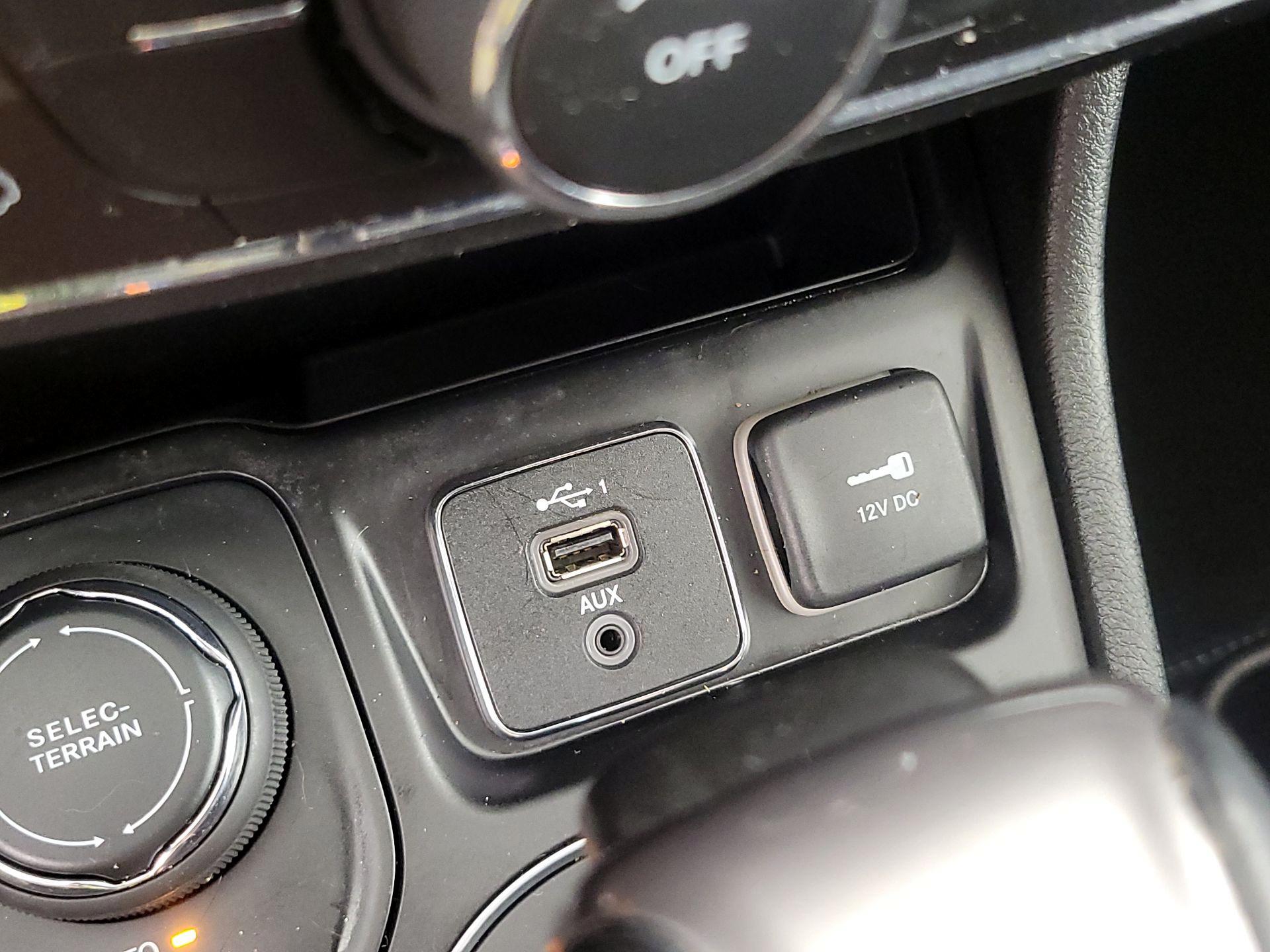 Thumbnail: 2019 Jeep Cherokee - 18