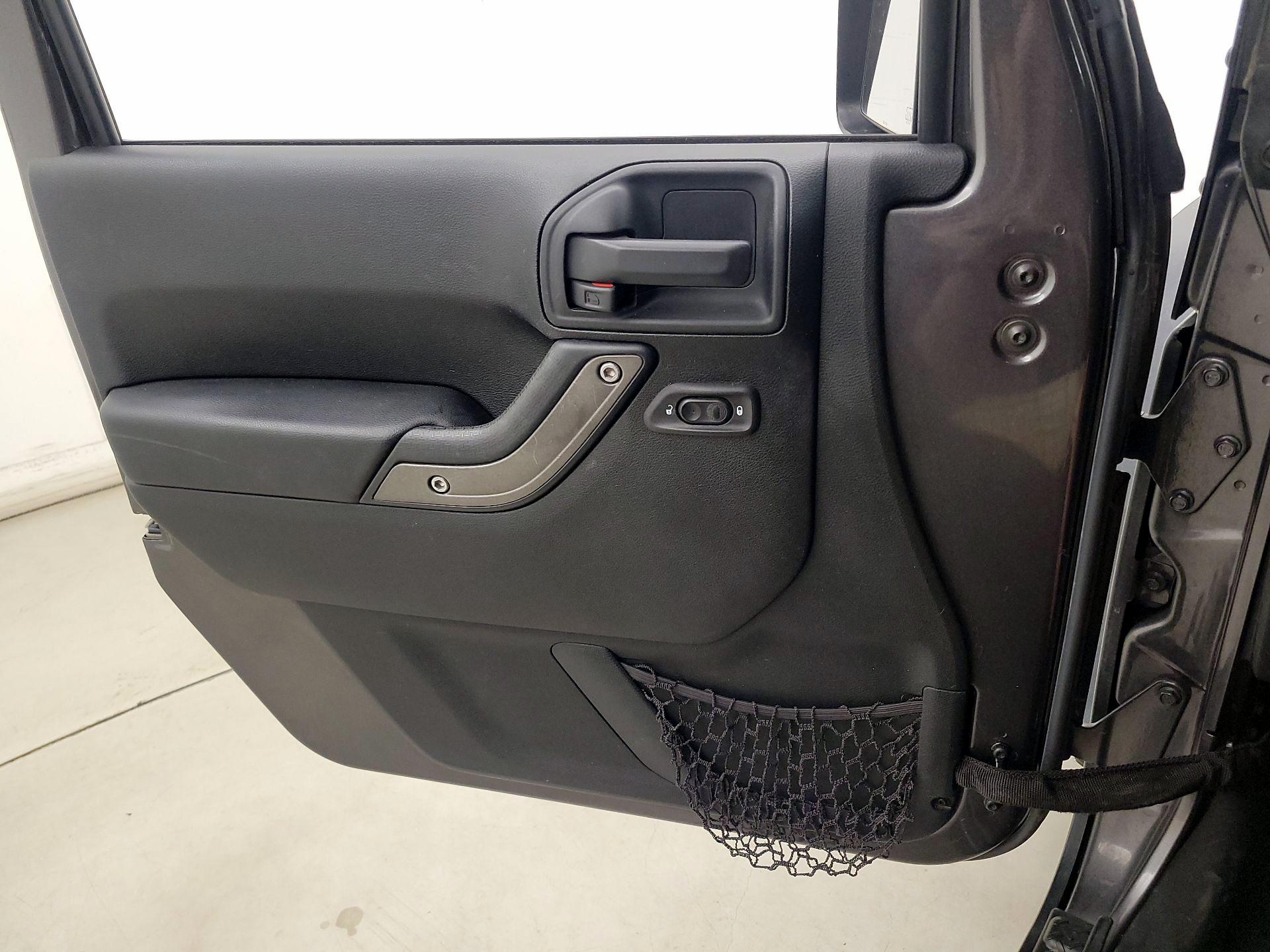 Thumbnail: 2017 Jeep Wrangler - 12