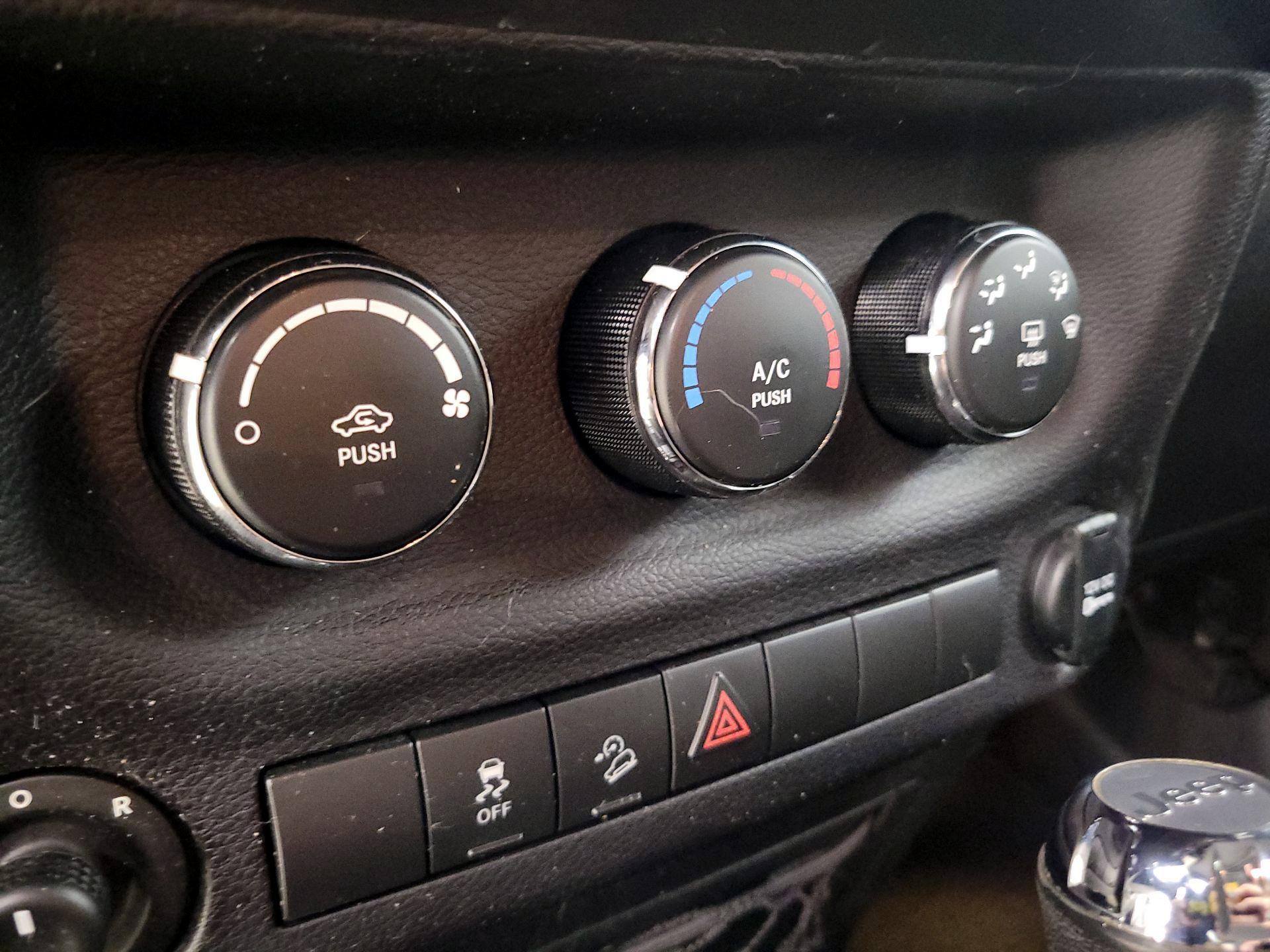 Thumbnail: 2017 Jeep Wrangler - 14