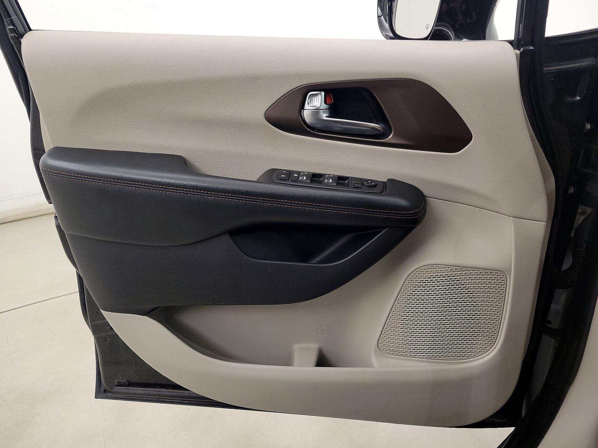 Thumbnail: 2019 Chrysler Pacifica - 12