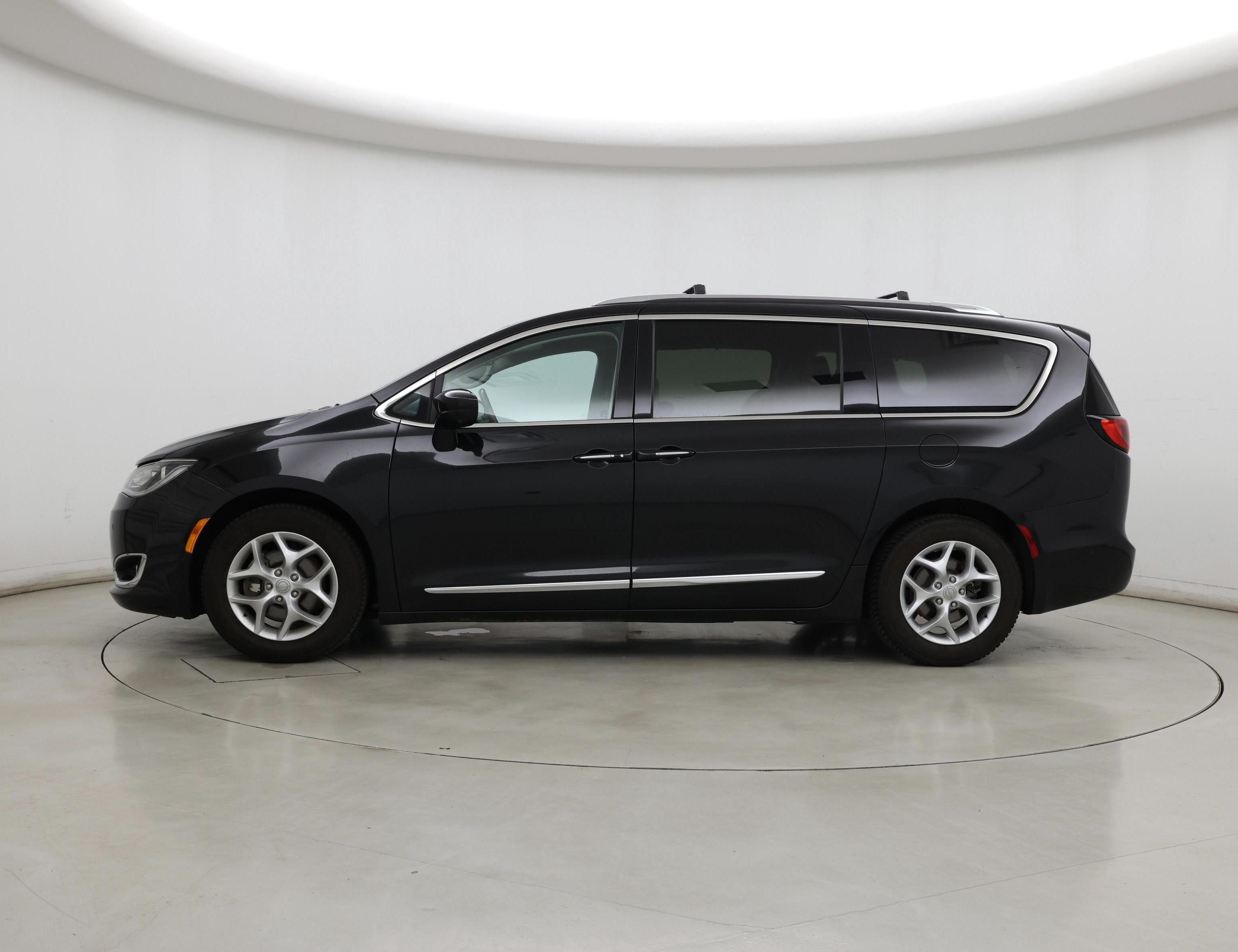 Thumbnail: 2019 Chrysler Pacifica - 3