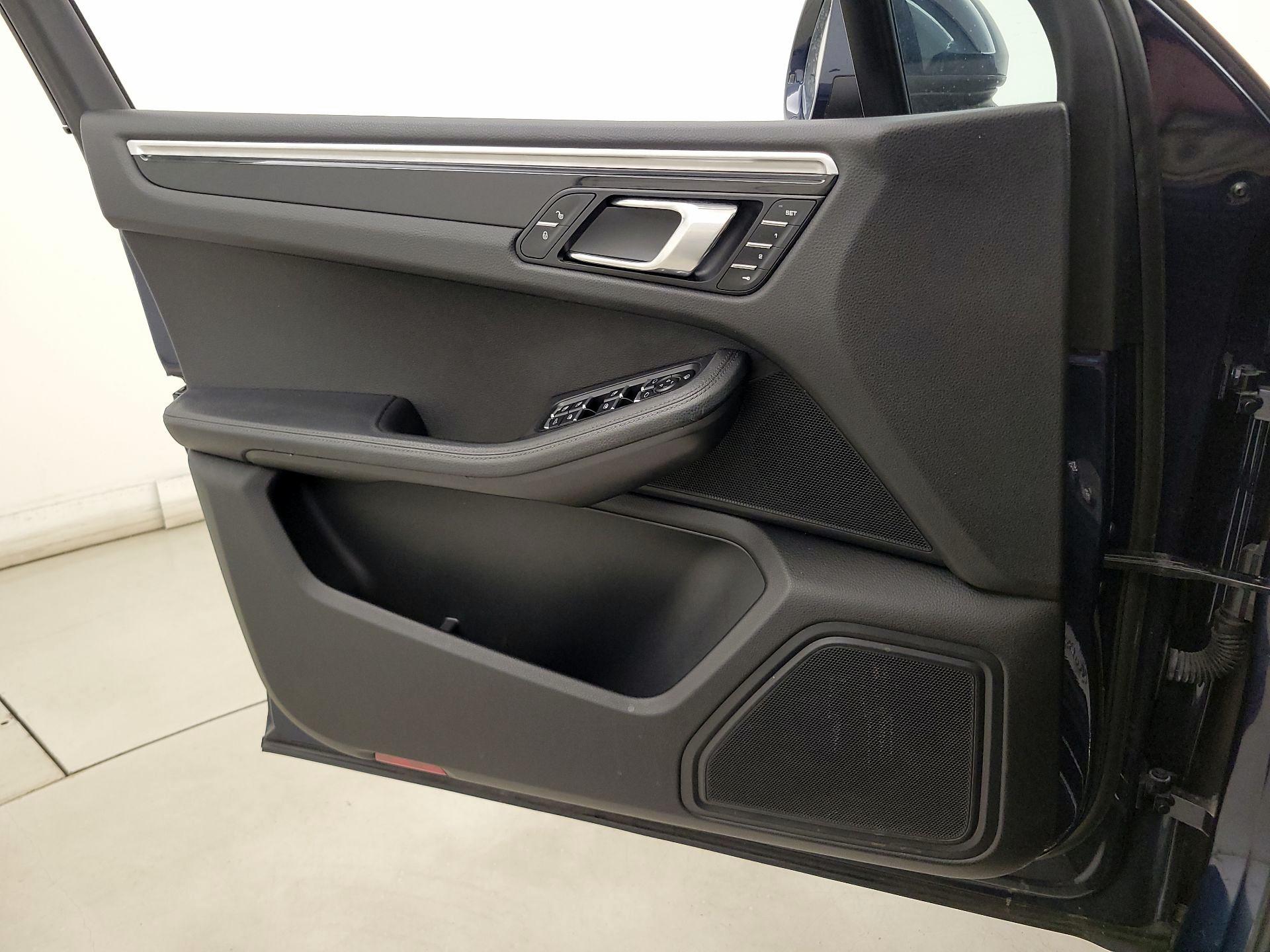 Thumbnail: 2016 Porsche Macan - 12