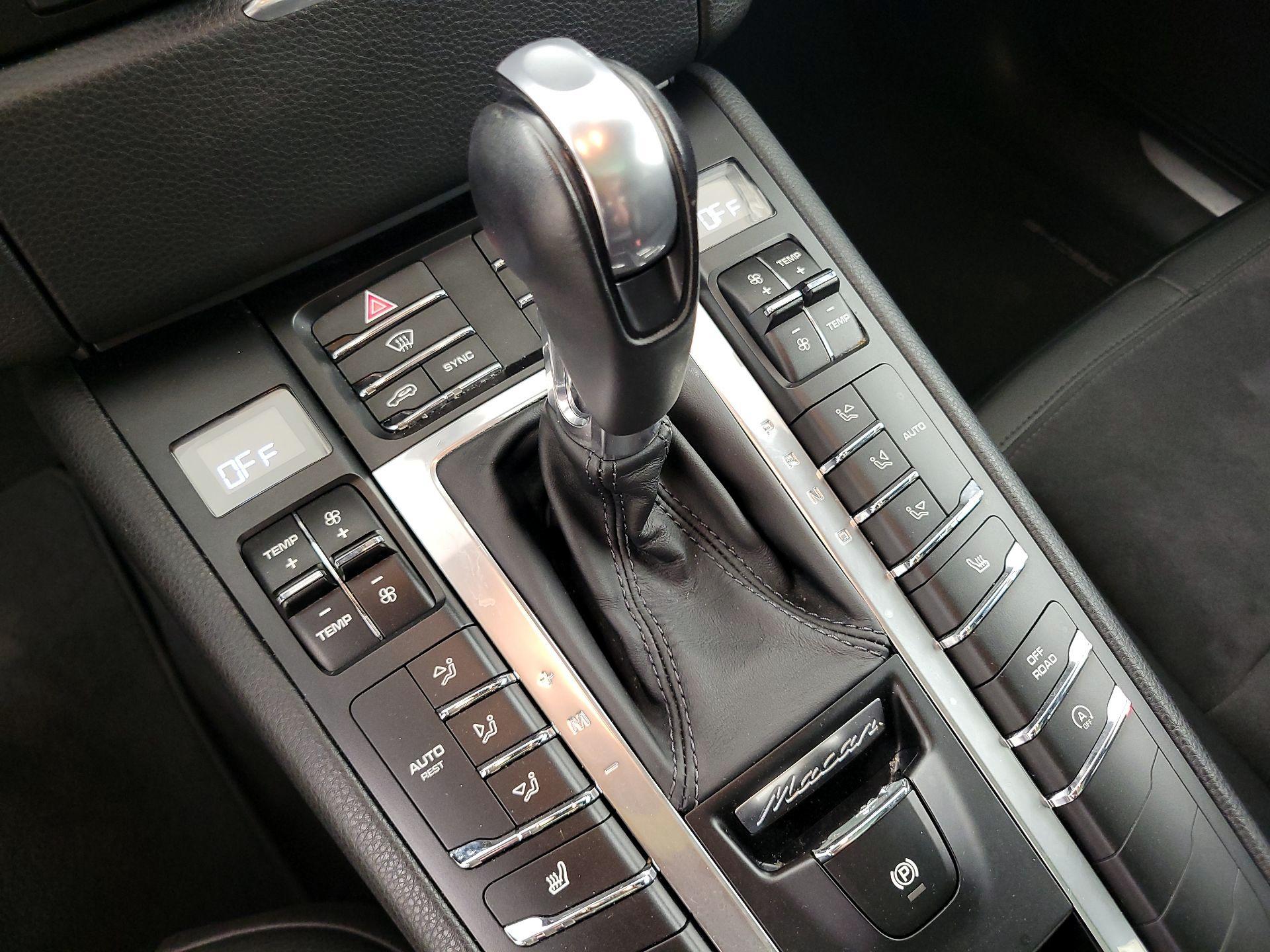 Thumbnail: 2016 Porsche Macan - 18