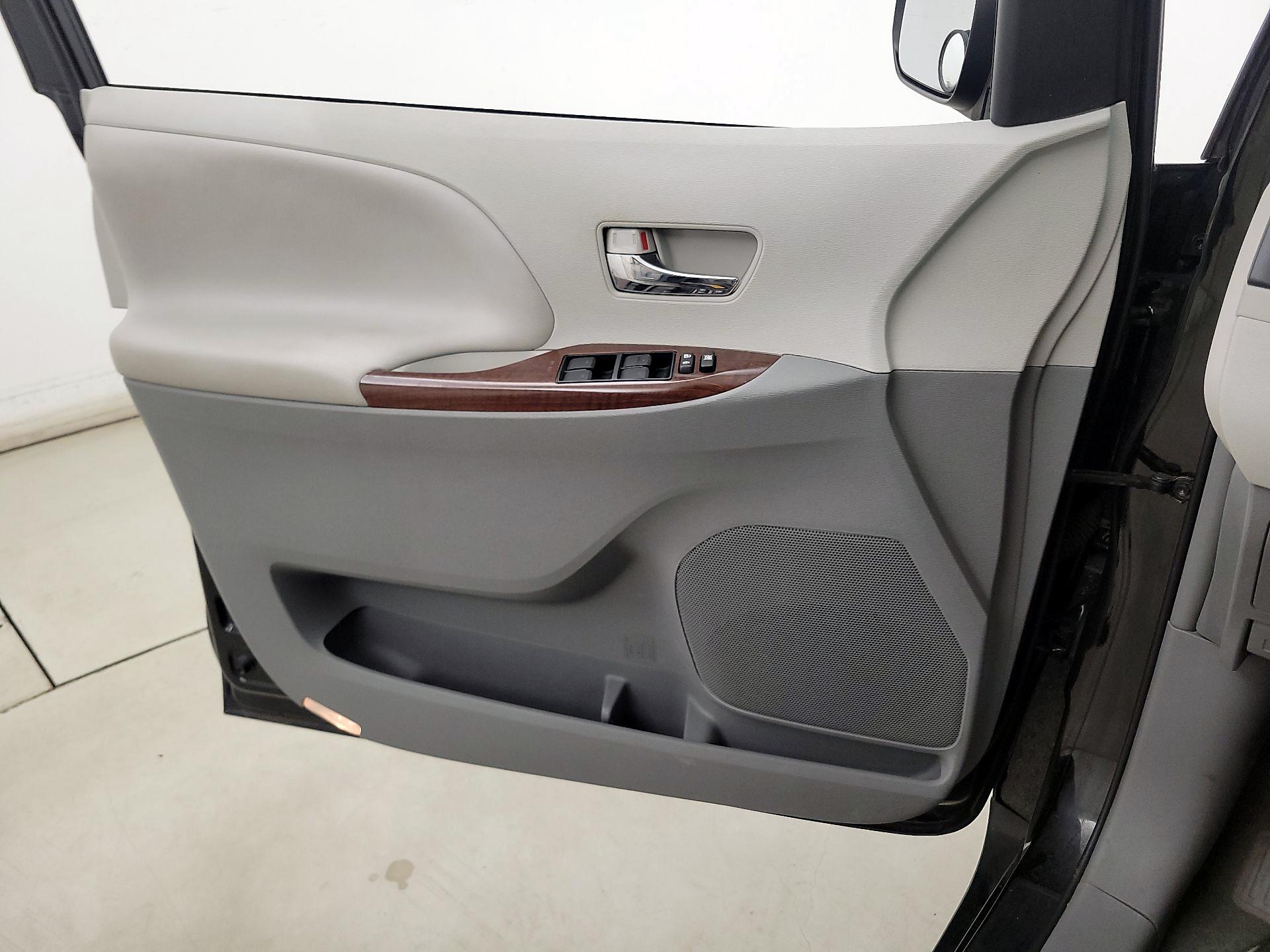 Thumbnail: 2013 Toyota Sienna - 12