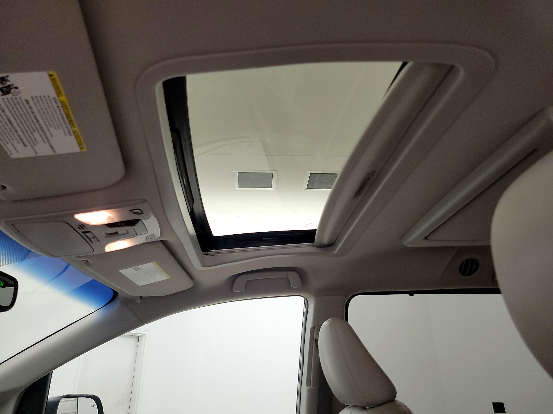 Thumbnail: 2013 Toyota Sienna - 20