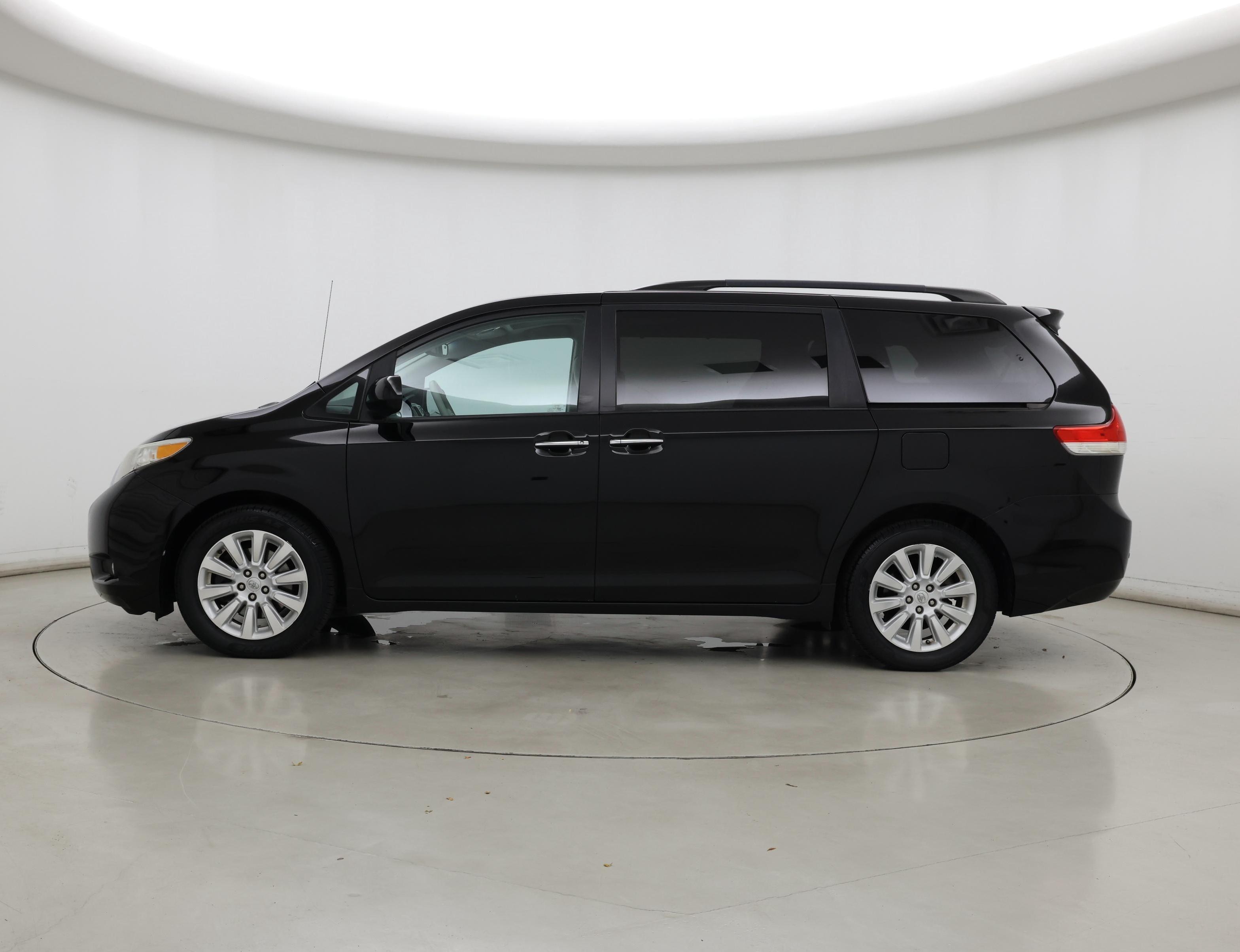 Thumbnail: 2013 Toyota Sienna - 3