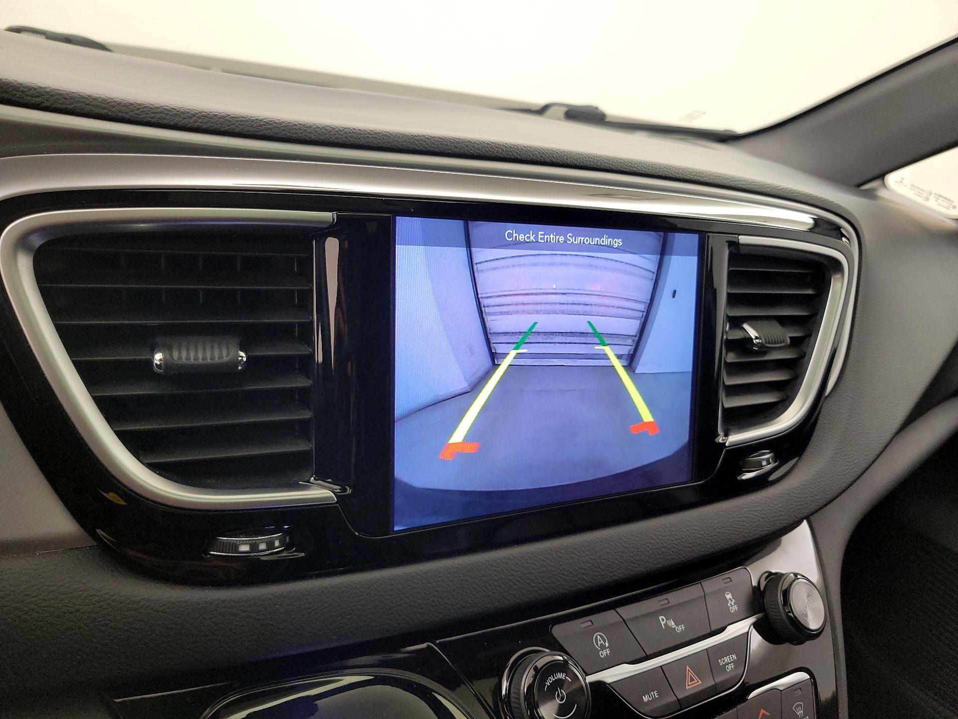 Thumbnail: 2018 Chrysler Pacifica - 15