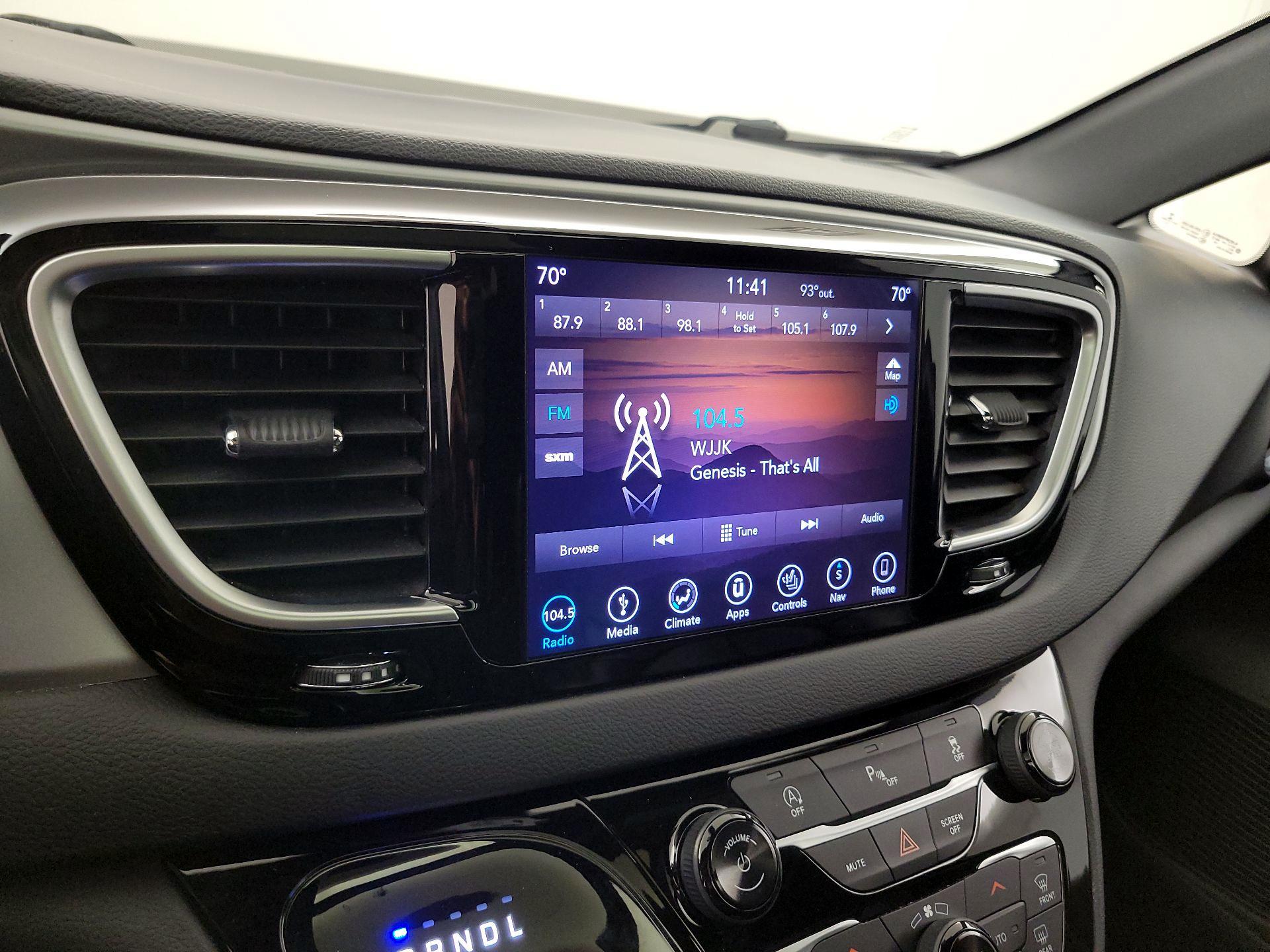 Thumbnail: 2018 Chrysler Pacifica - 16