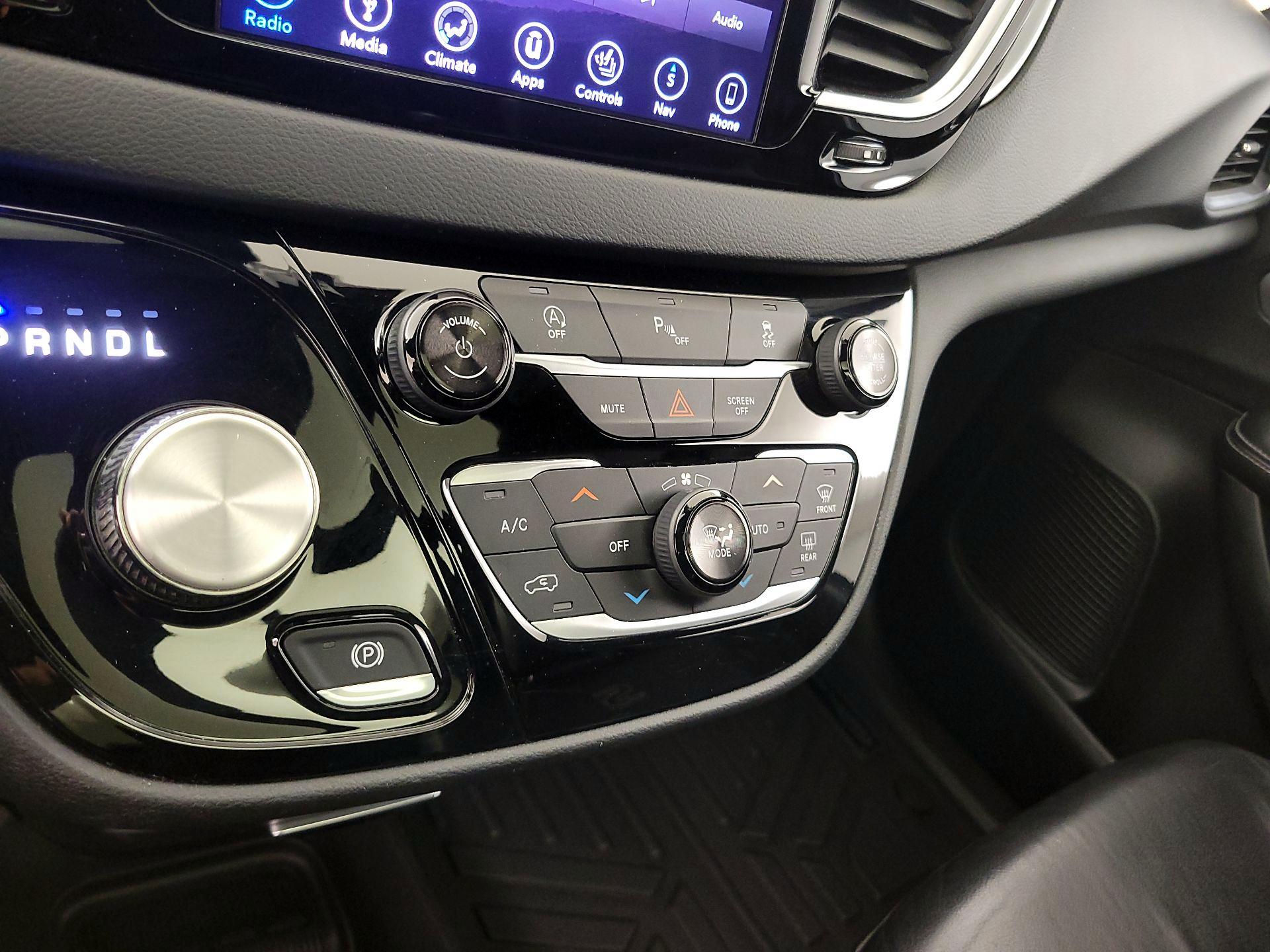 Thumbnail: 2018 Chrysler Pacifica - 17