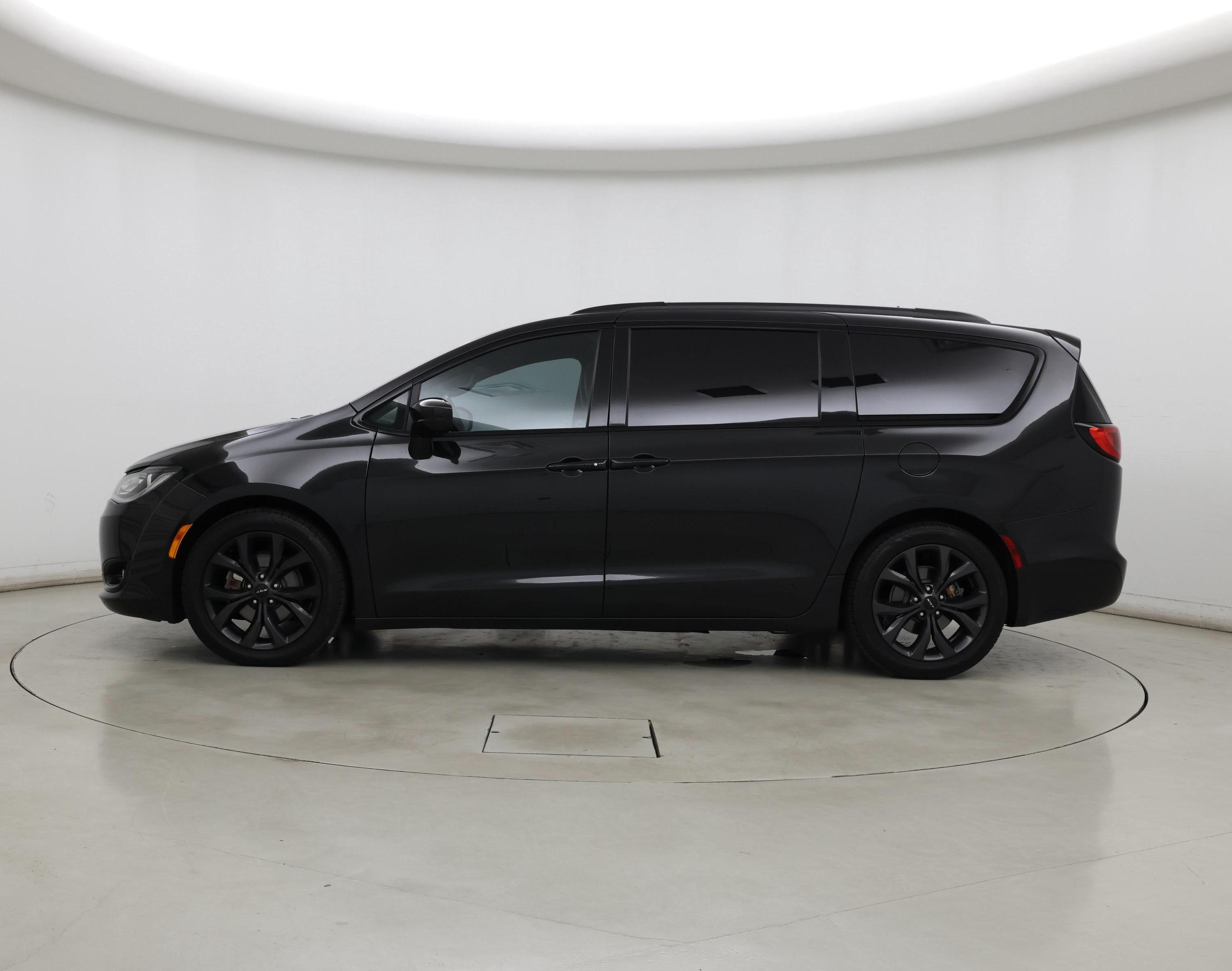 Thumbnail: 2018 Chrysler Pacifica - 3