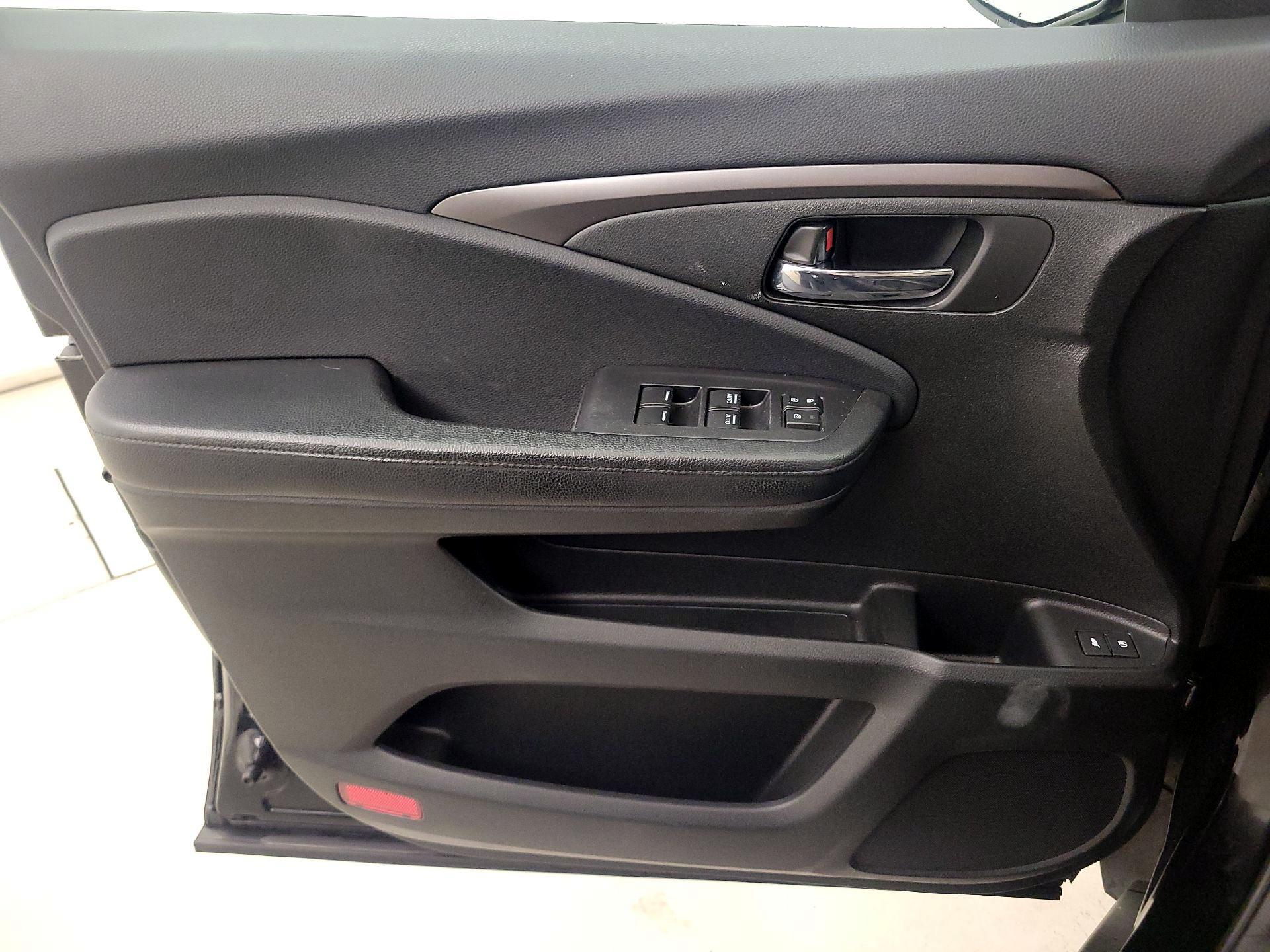 Thumbnail: 2017 Honda Pilot - 12