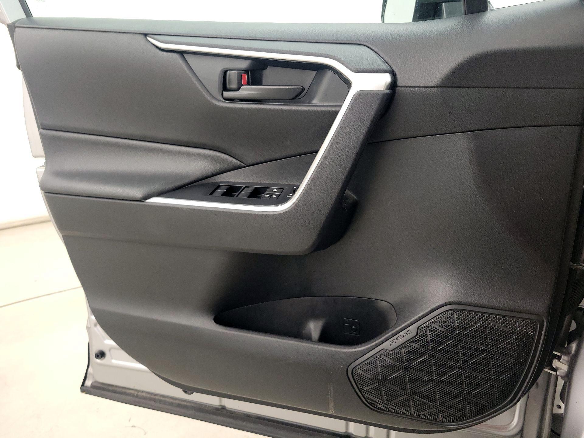 Thumbnail: 2020 Toyota RAV4 - 12